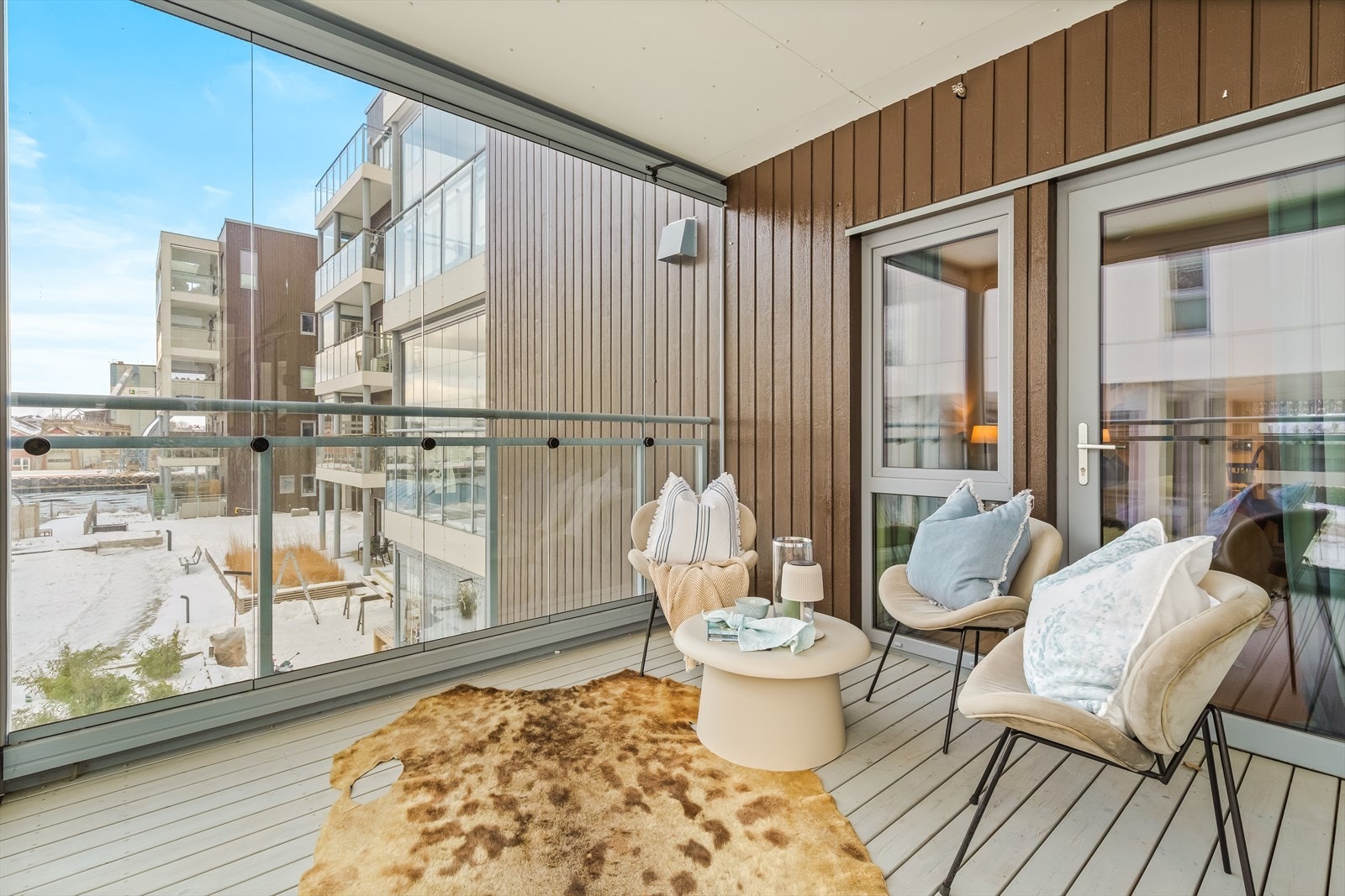 Herfra har man fin kontakt med sjøen i tillegg til at man har fin nærhet til felles atrium samt felles uterom som også inkluderer svømmebassenget ved Ørsnes park. Galleribilde