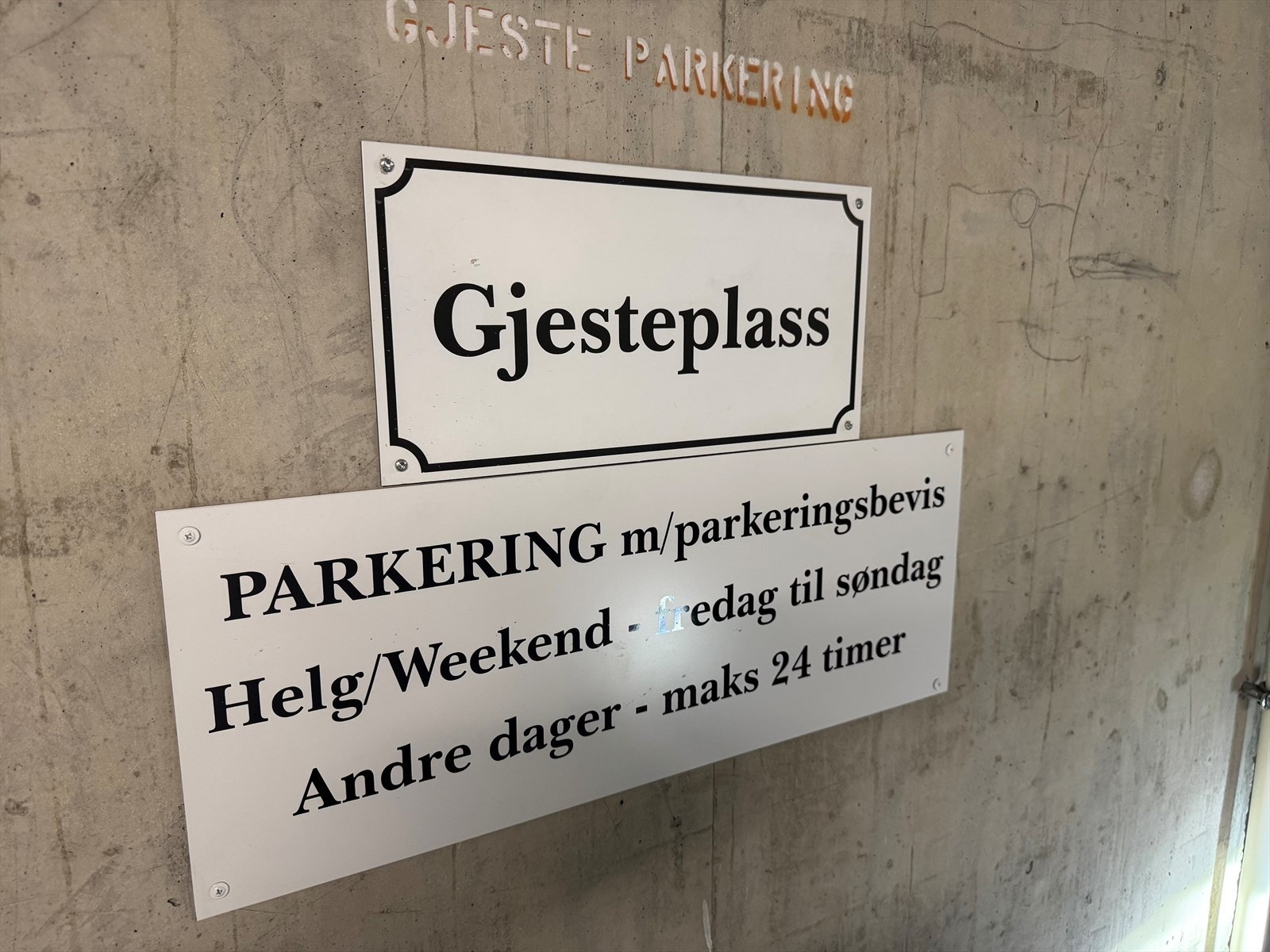 Det er to oppmerkede, felles gjesteparkeringsplasser i garasjeanlegget som kan benyttes iht. reglement fastsatt av sameiet. Galleribilde