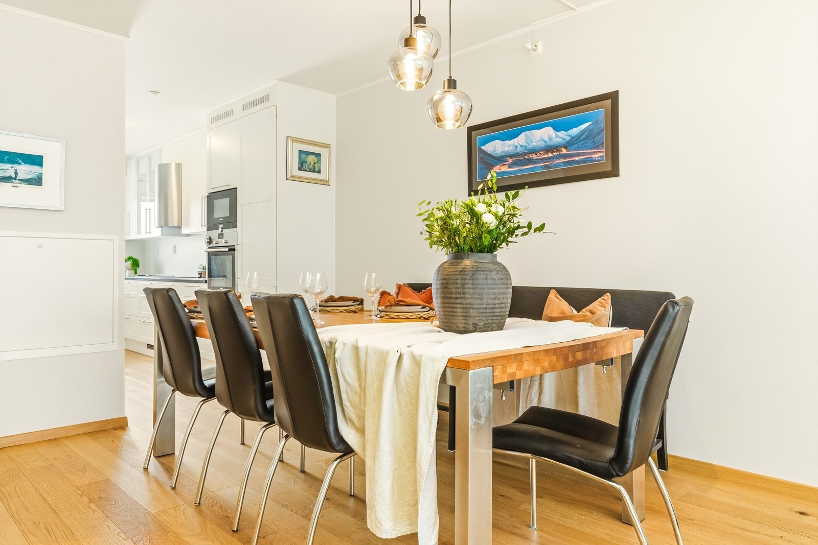 Det er godt med veggplass å møblere mot. Galleribilde