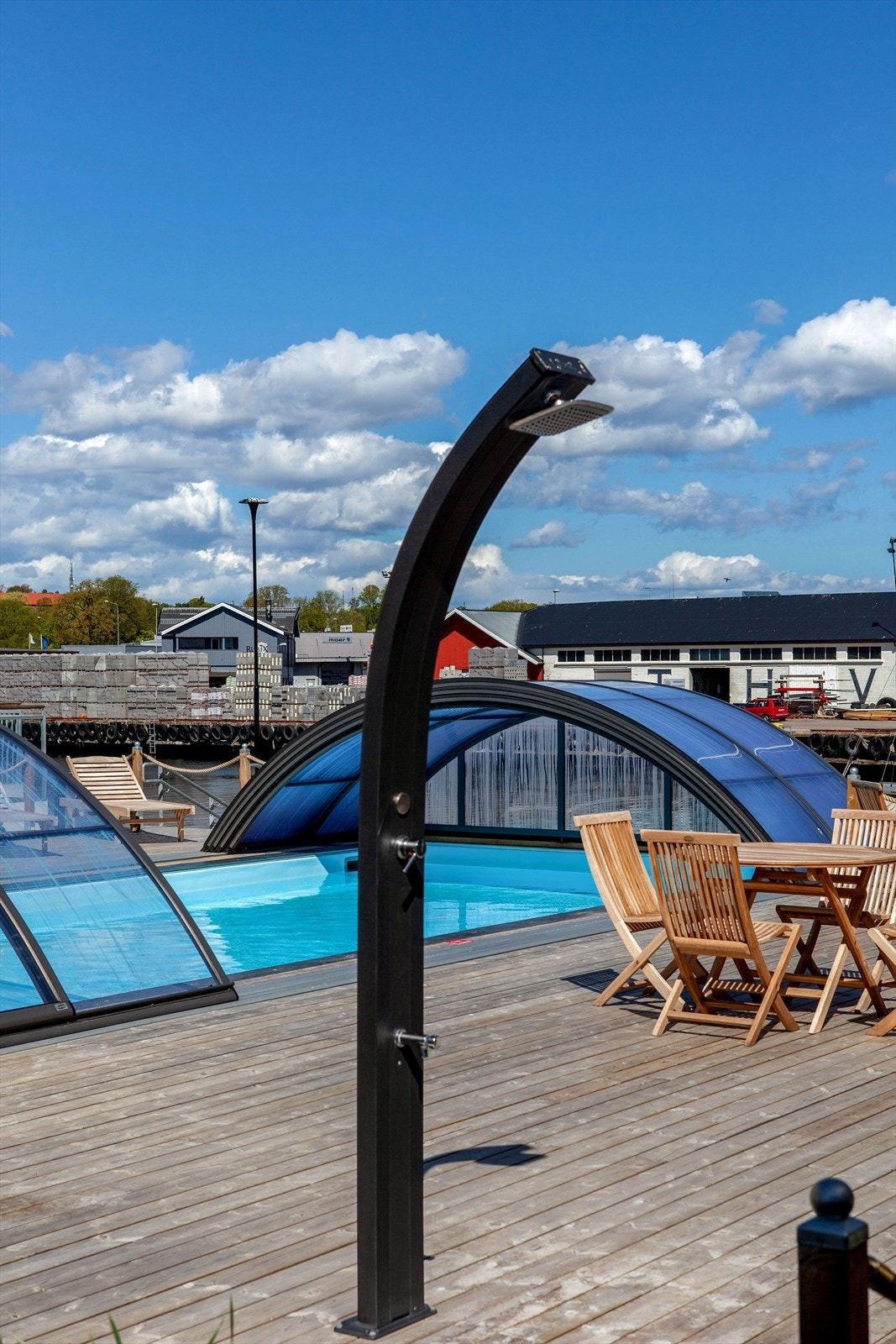 Bassenget er til fri bruk for eierne ved Ørsnes park og utgifter til bassenget inngår i fellesutgifter. Galleribilde