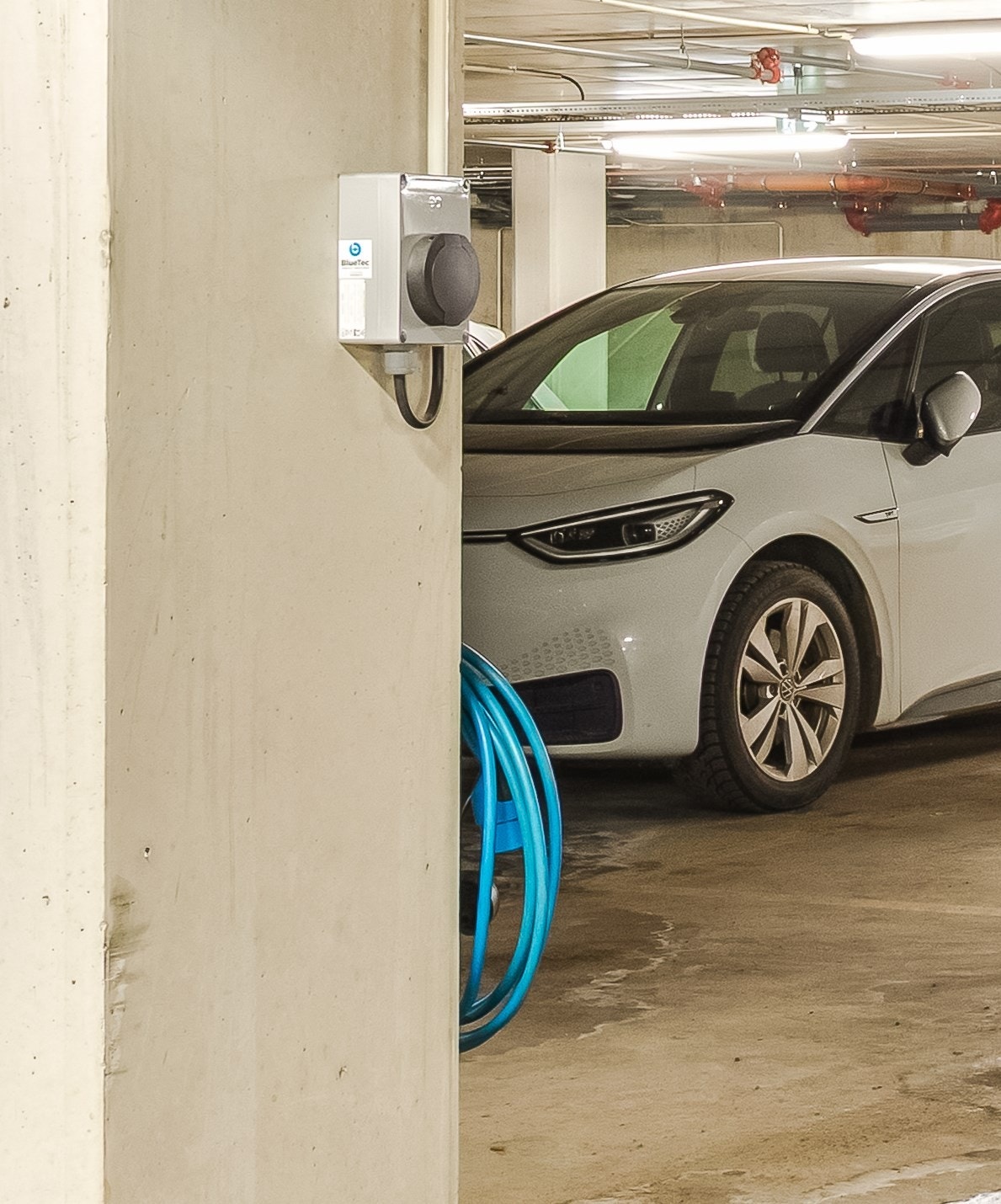 Leiligheten disponerer 1. stk. garasjeplass i byggets P-hus. Plassen er merket "54". Det er installert el bil lader som medfølger. Galleribilde