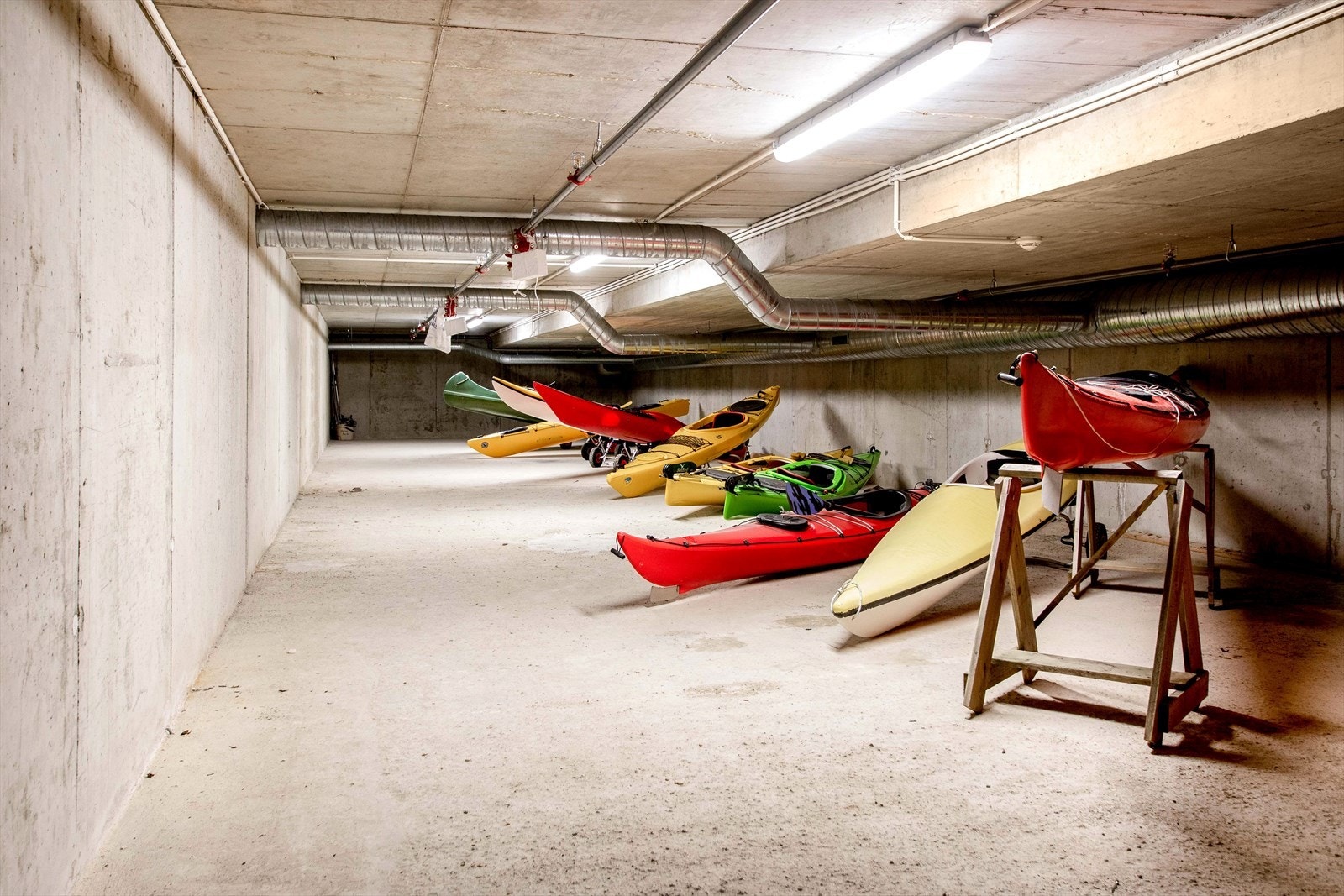 Kajakkrom er fellesrom, og herfra kan man trille egen kajakk ut i Kanalen. Rommet er til fri bruk for sameierne. Galleribilde