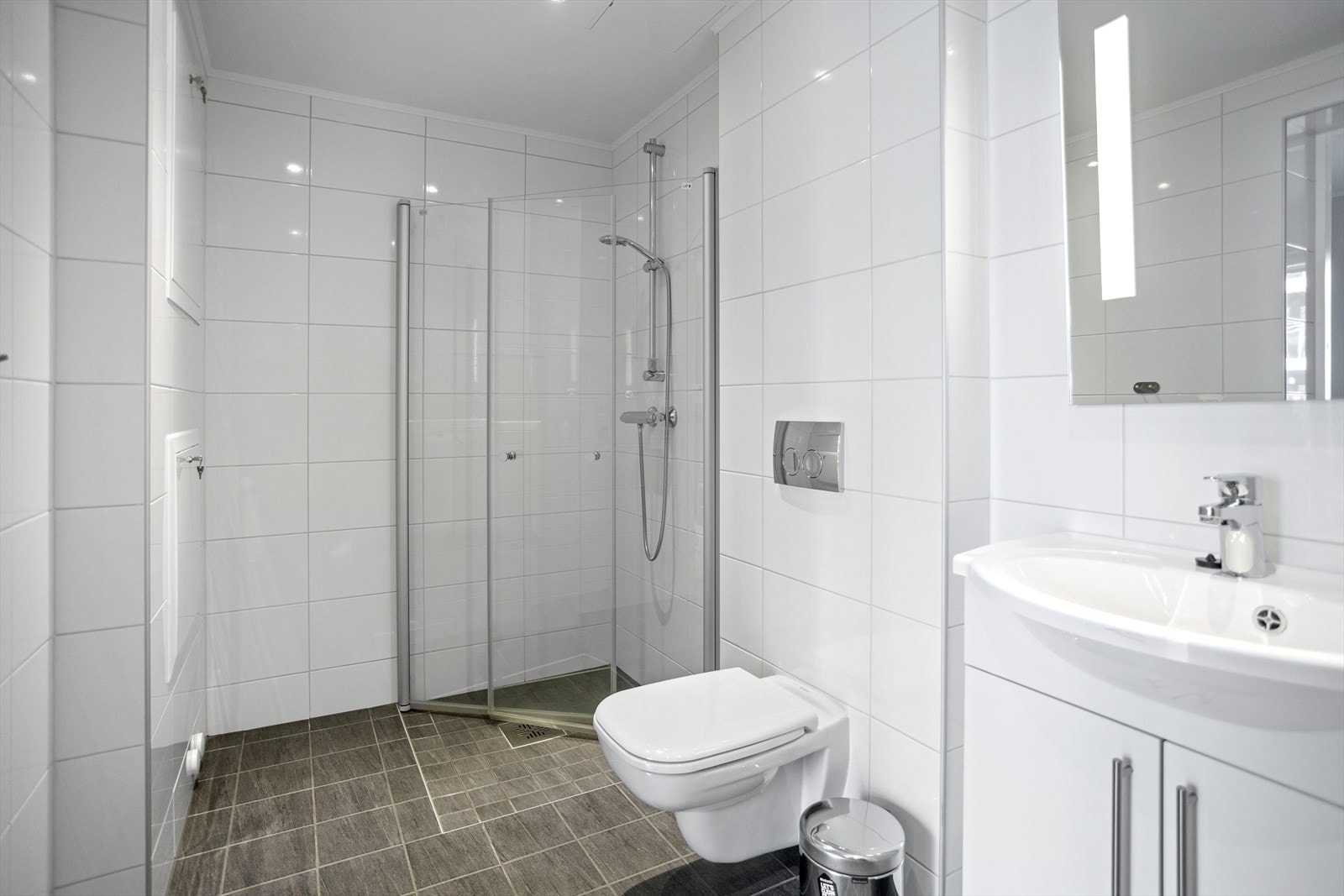 I leiepris er det inkludert strøm, vedlikehold, toalettpapir, renhold og administrering. Galleribilde