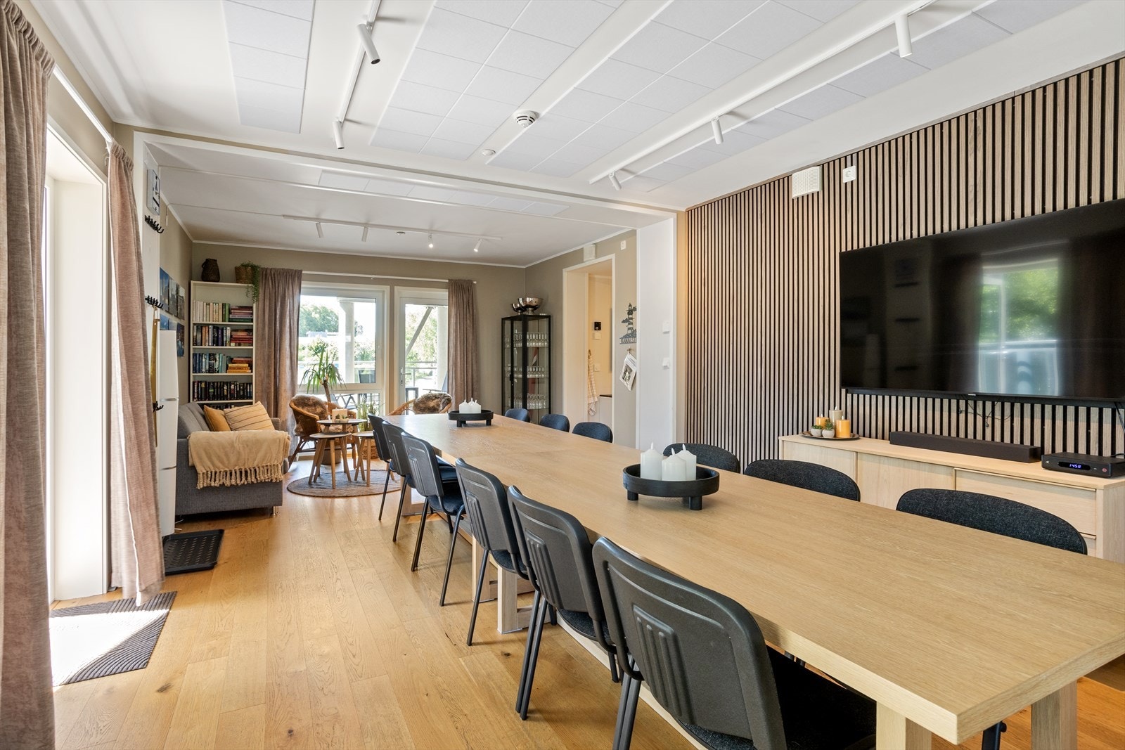 Allrom/møterom/selskapsrom ("Kanalstua") er et flerbruksrom til felles benyttelse for beboerne ved Ørsnes Park. Galleribilde