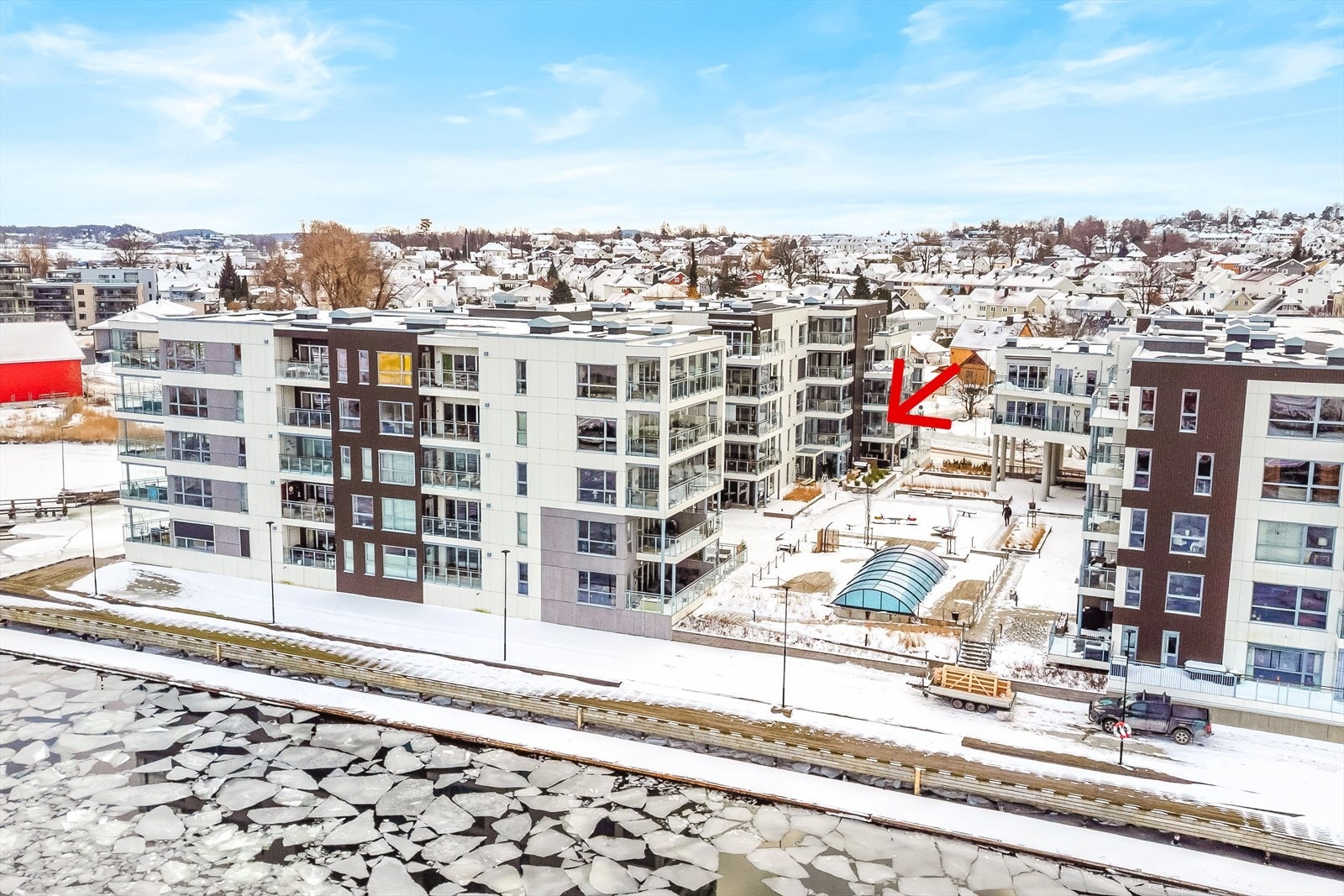 Velkommen til Ørsnes park og denne moderne leiligheten fra 2017, presentert av Eiendomsmegler 1 ved Jesper Snekkestad. Foto: Eiendomsfoto AS. Galleribilde
