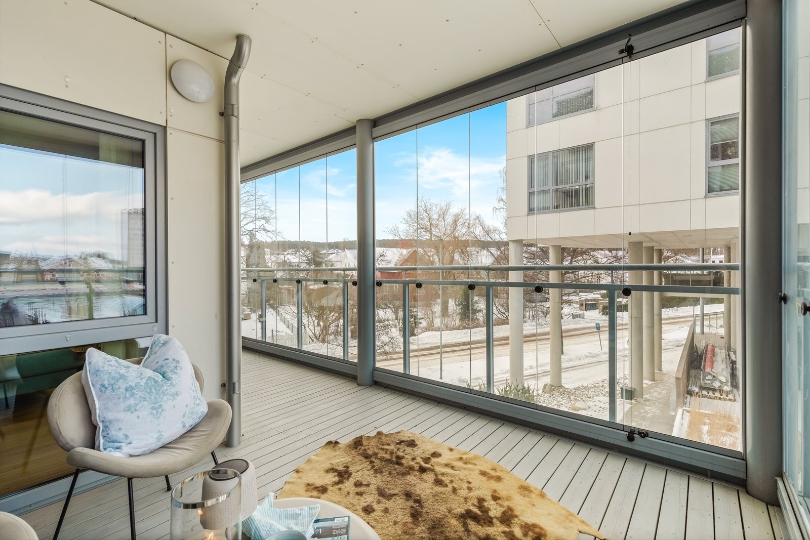 På kjøligere dager sørger innglassingen for at utendørssesongen forlenges og at balkongen nærmest blir som en "ekstra stue" deler av året. Galleribilde