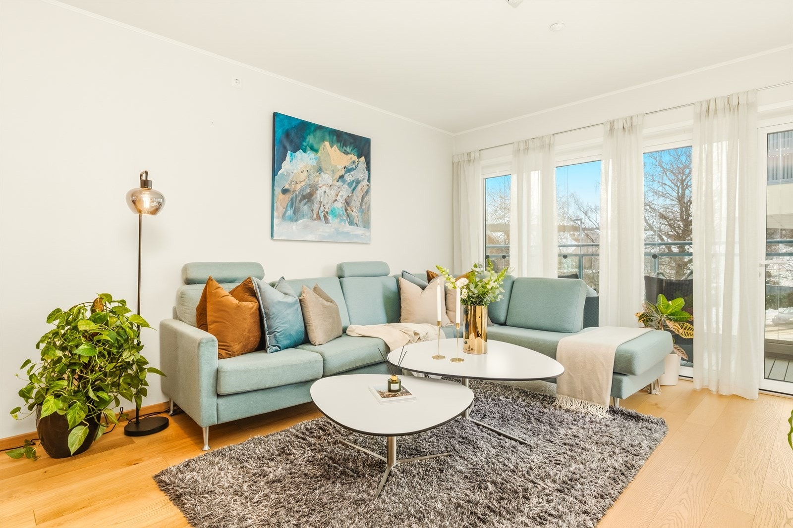 Åpner du den geniale foldedøren, får man følelsen av å sitte ute i friluft mot selv inne i stuen. Galleribilde