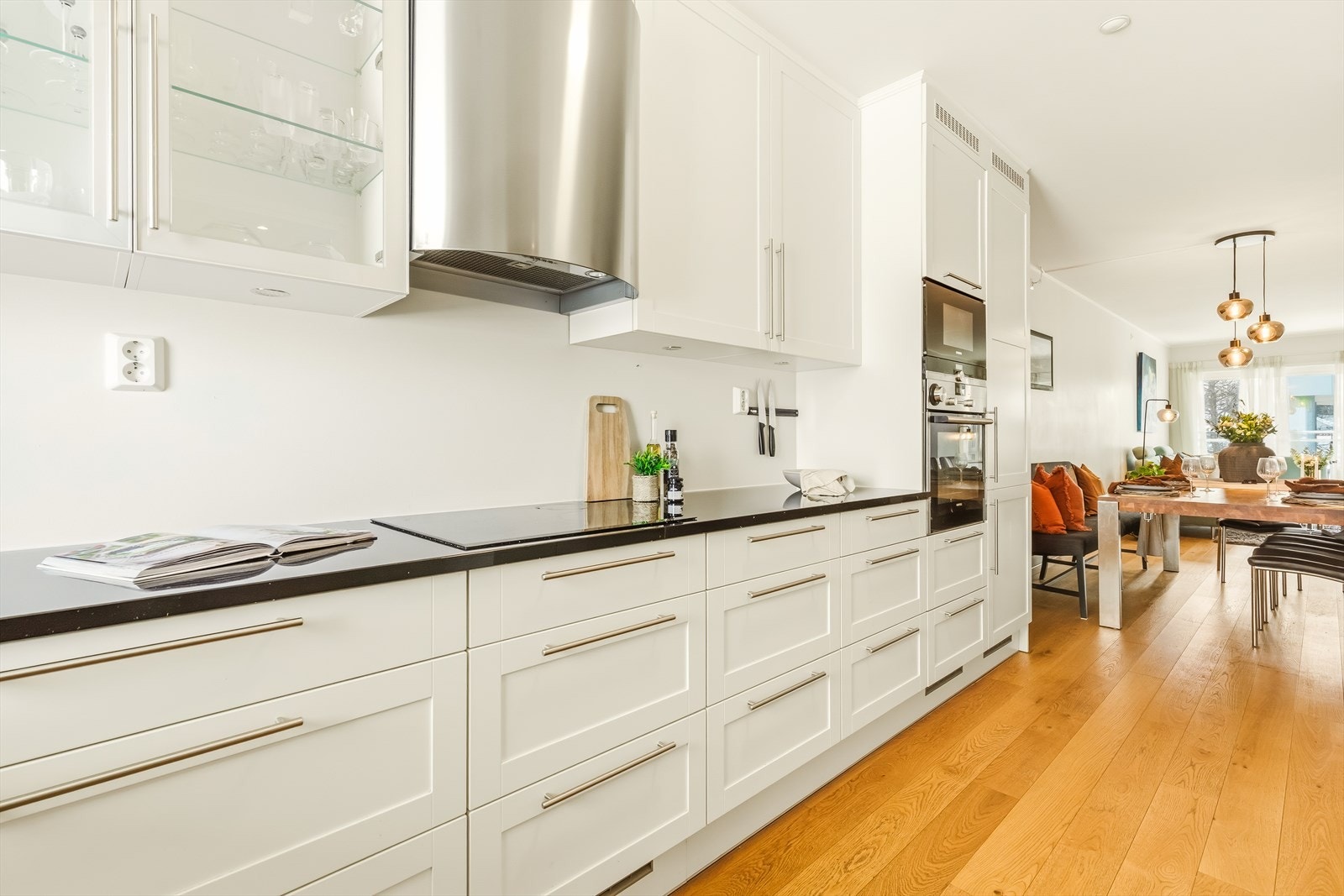 Kjøkkenet er innholdsrikt med innredning i hvit utførelse med dører fra produsenten Arens. Galleribilde