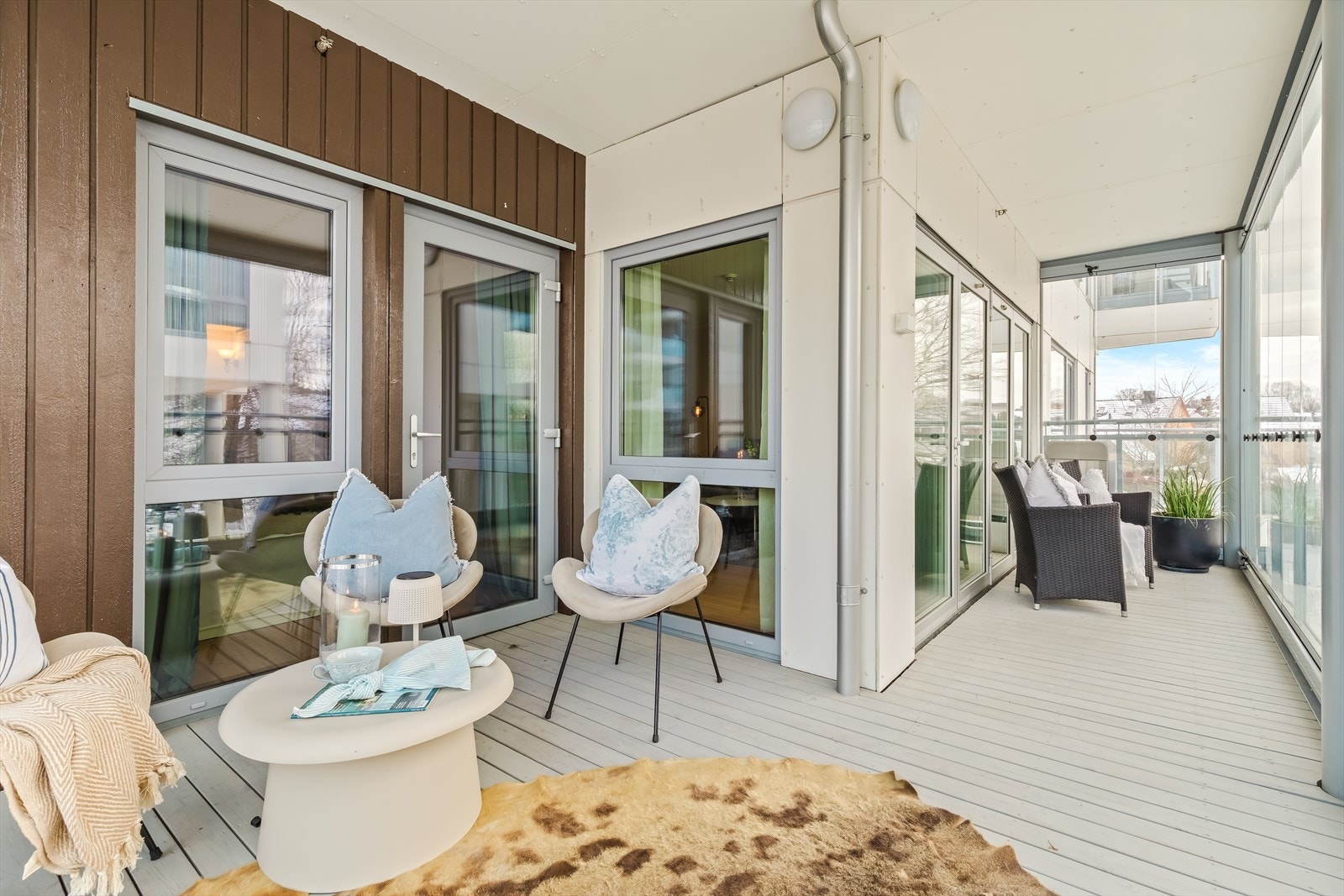 På varme dager skyves glassveggene til sides og åpner opp balkongen. Galleribilde