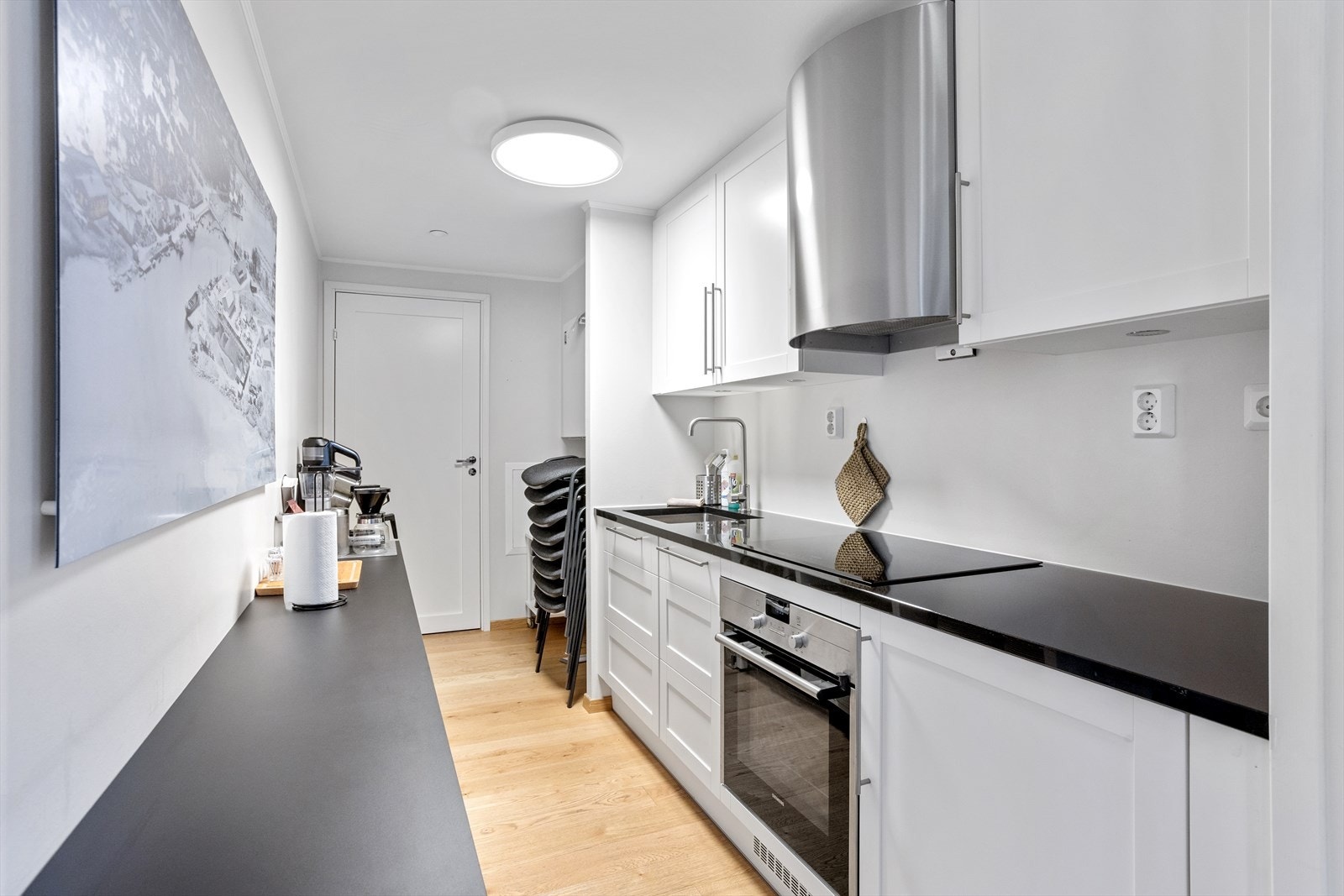 Kjøkken med oppvaskmaskin/kjøleskap, glass/servise/bestikk, kaffetrakter, vannkoker m.m. Galleribilde