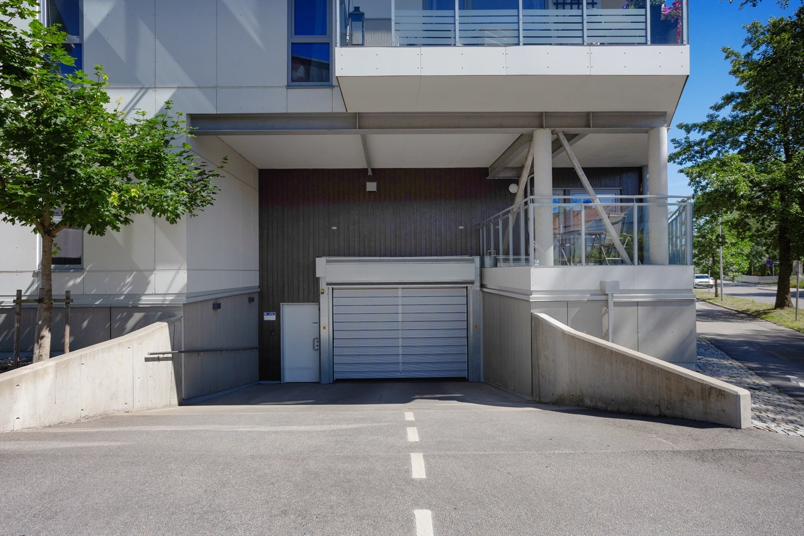 UndUndervarme ved nedkjøringen sørger for isfri adkomst til parkeringskjelleren i bygget. Galleribilde