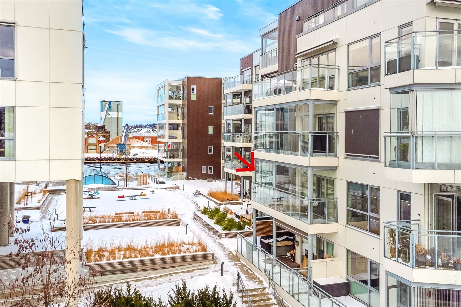 Leiligheten er vendt inn mot felles atrium som er tilbaketrukket fra bassengområdet. Galleribilde