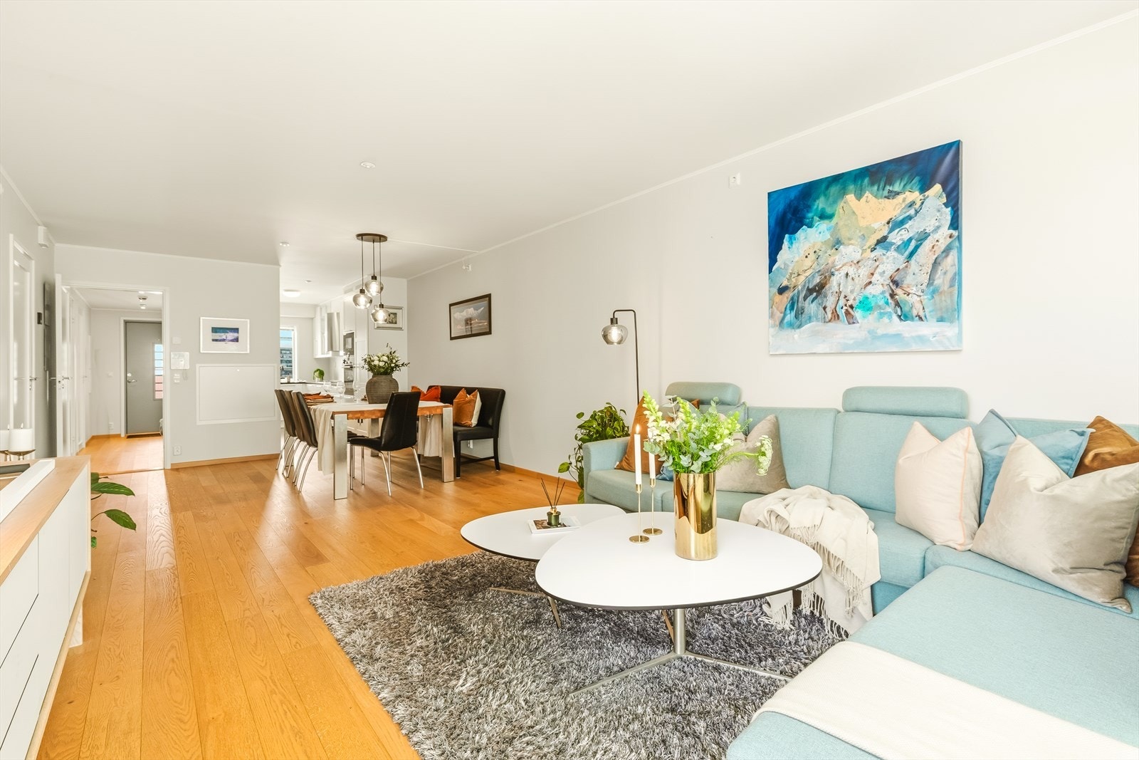 Med gjennomgående løsning mot kjøkkenet i motsatt ende av leiligheten, kan man invitere til større venne-/familieselskap med plass til mange mennesker. Galleribilde