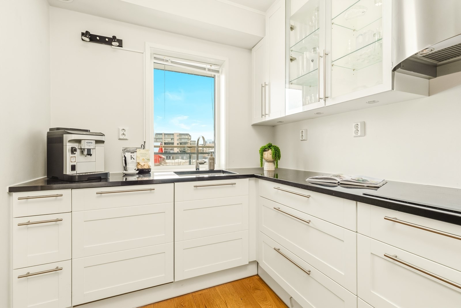 Her er det lagt vekt på detaljer som gir et moderne preg, som blant annet takhøye overskap og benkeplater av naturstein. Galleribilde