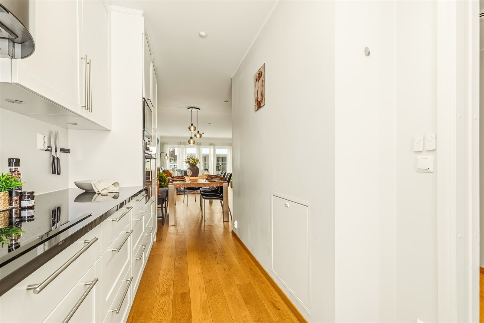 Hvitevarer fra Siemens med helintegrert oppvaskmaskin, separat induksjon steketopp innfelt i benkeplate, stekeovn, mikrobølgeovn i høyskap og integrert kjøle- og fryseskap. Galleribilde