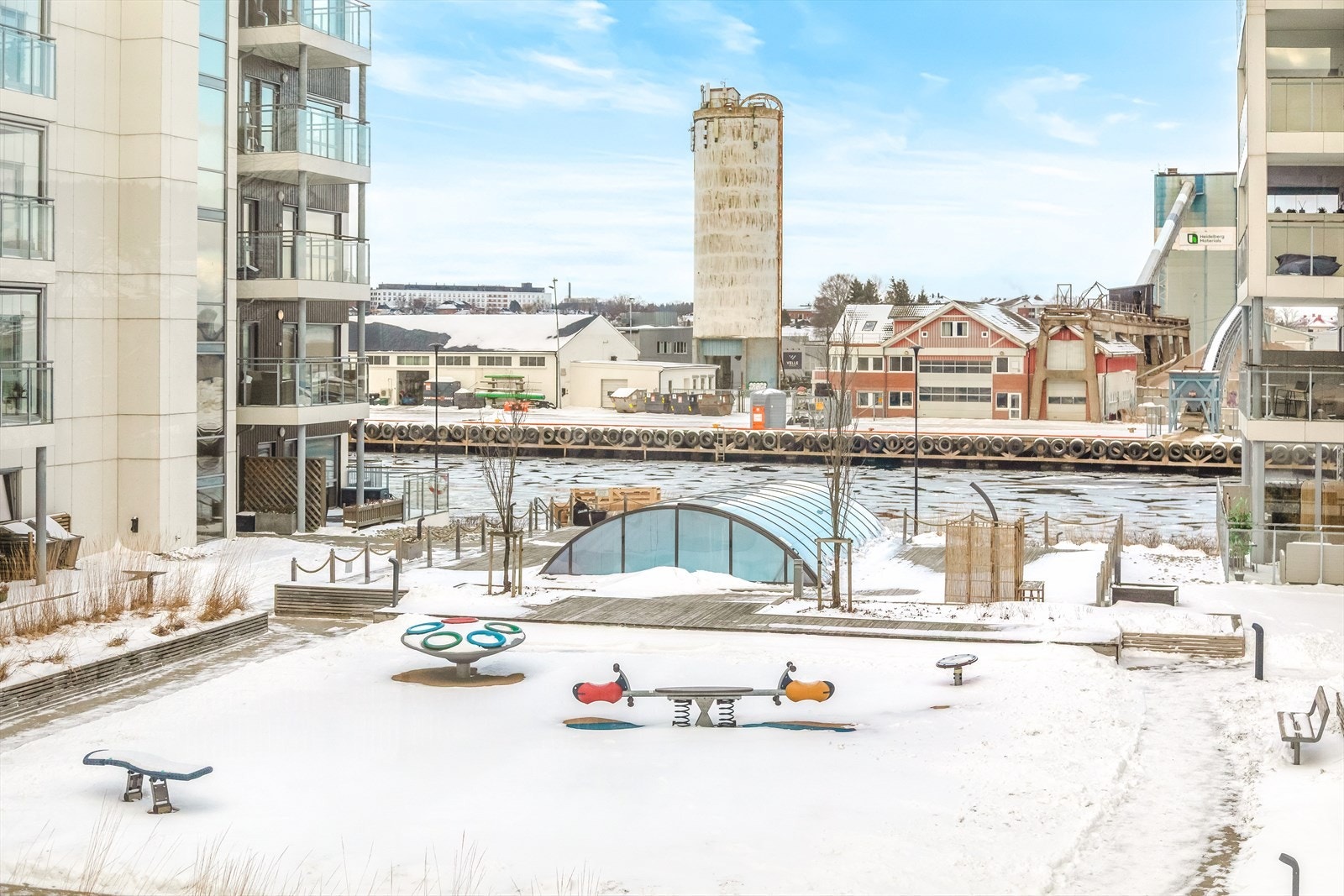 Utsikten fra den innglassede balkongen er mot Kanalen og felles atrium. Galleribilde