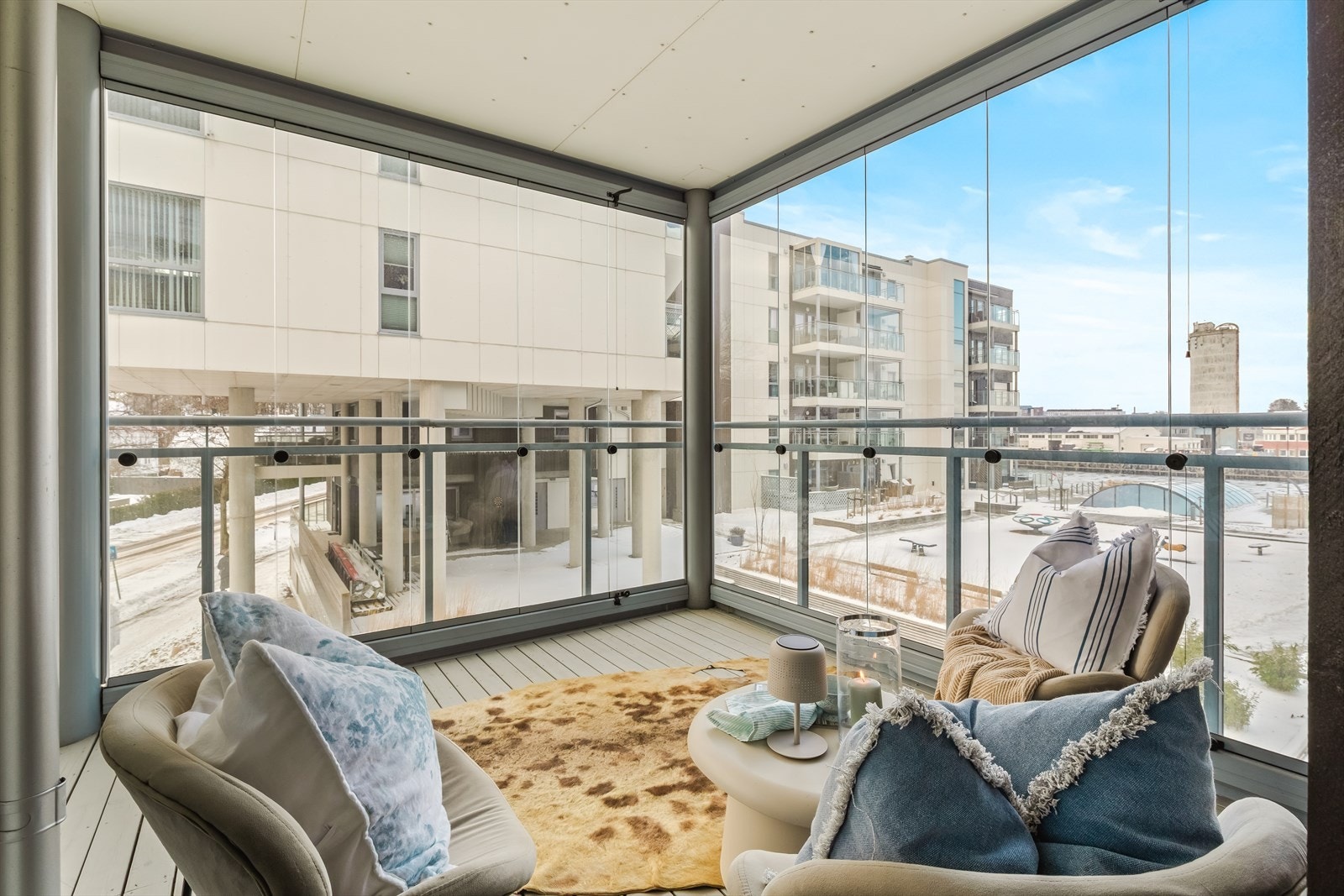 Leiligheten vi her presenterer ligger i byggets 2. etasje ved et forhøyet atrium og stor overbygget, vestvendt terrasse som er innglasset og solrik. Galleribilde