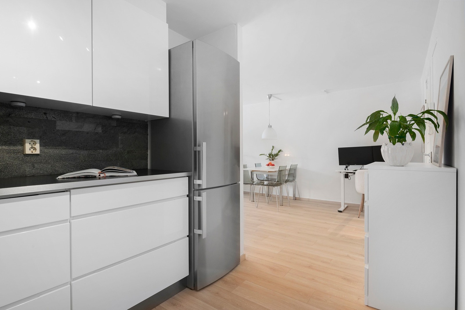 På kjøkkenet medfølger oppvaskmaskin, stekeovn, platetopp og kjøleskap / fryser Galleribilde