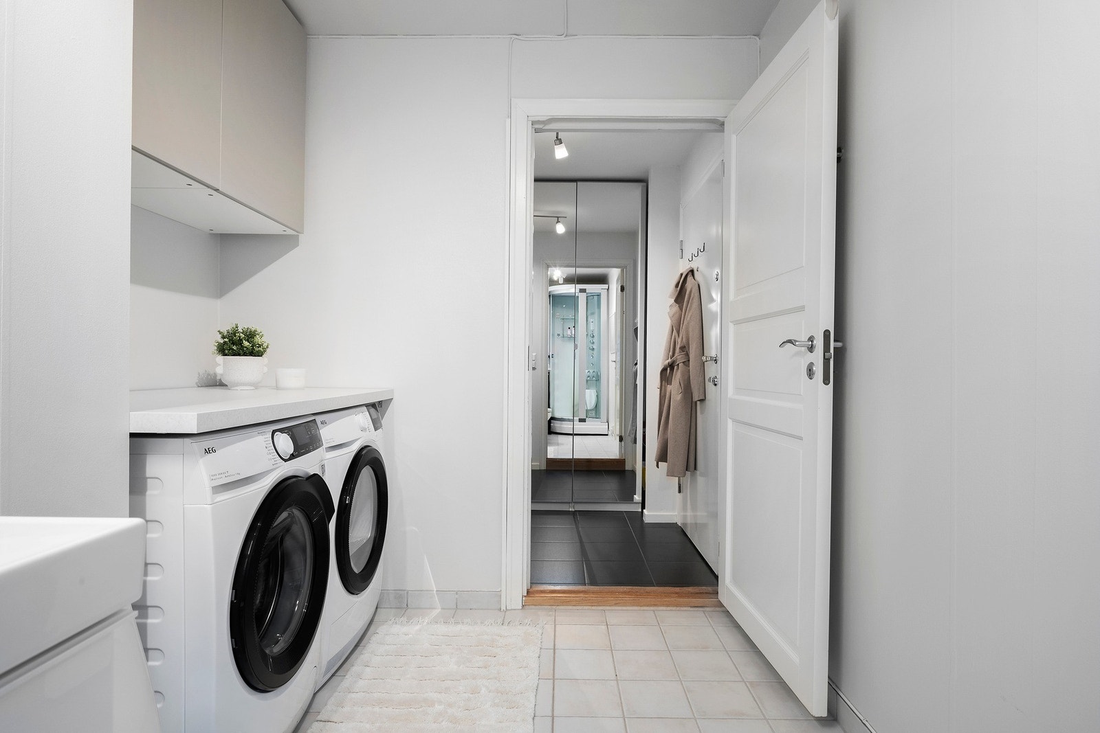 På badet er det god plass og opplegg for vaskemaskin og tørketrommel Galleribilde