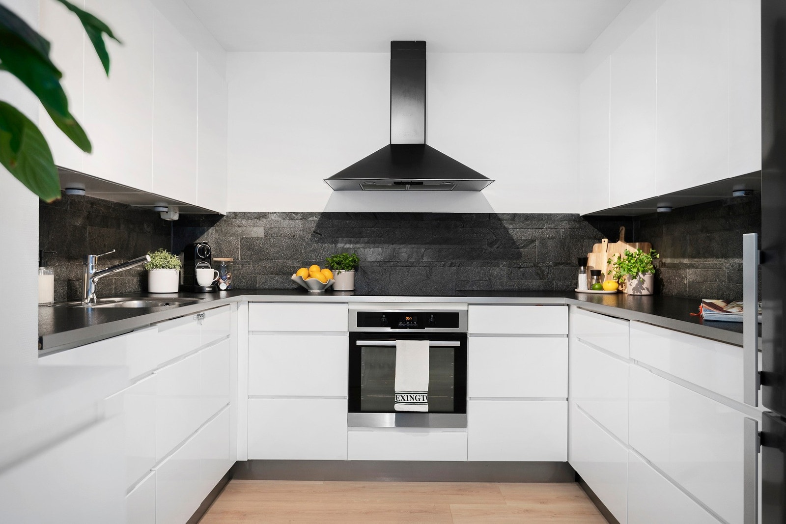 Leilighetens kjøkken har en moderne innredning fra 2011 med rikelig skap- og benkeplass til matlaging og oppbevaring av kjøkkenredskaper Galleribilde