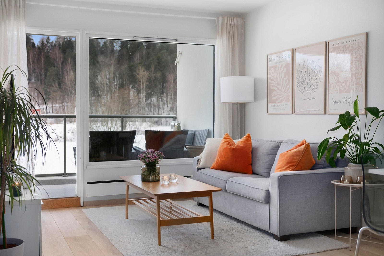 Leilighetens stue har store vindusflater som byr på masse naturlig lysinnslipp inn i leilighetens sosiale sone Galleribilde