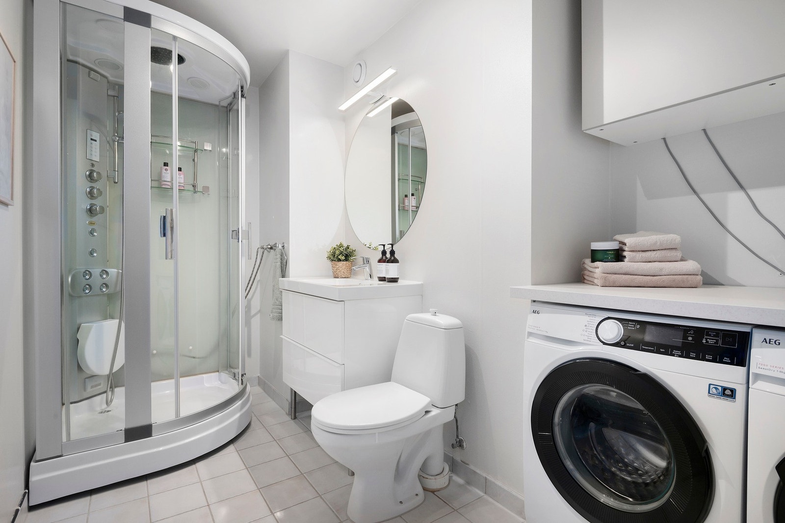 Baderommet har flislagt gulv med gulvvarme og ny innredning fra 2017 og 2023 Galleribilde