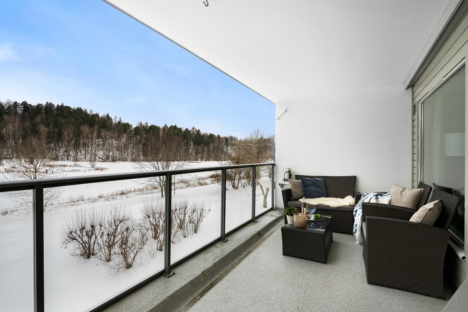 Balkongen er nordvest-vendt og byr på flere soltimer i løpet av sommerhalvåret Galleribilde