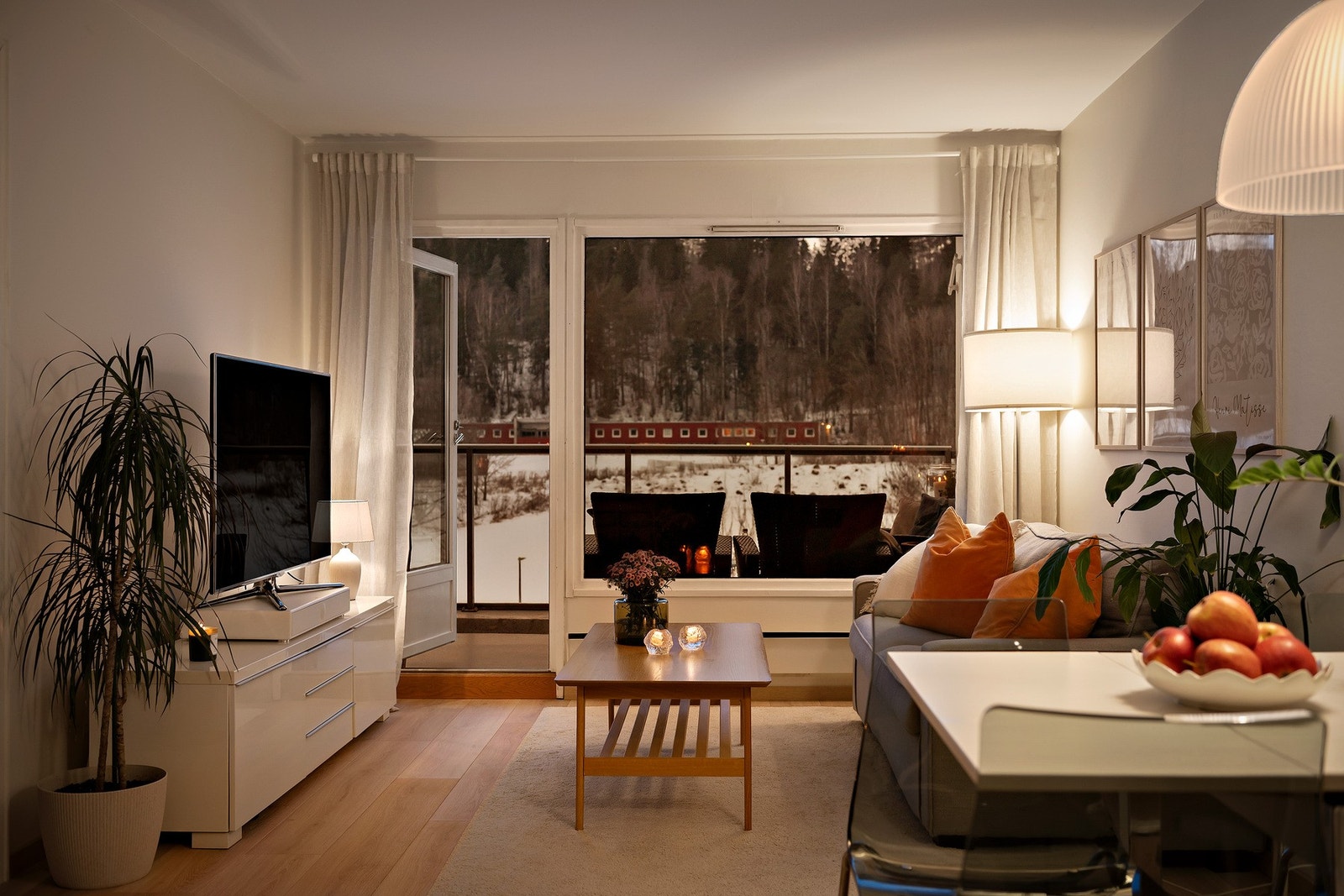 Stuen har gode møbleringsmuligheter med god plass til sofa, TV og annet ønsket møblement Galleribilde