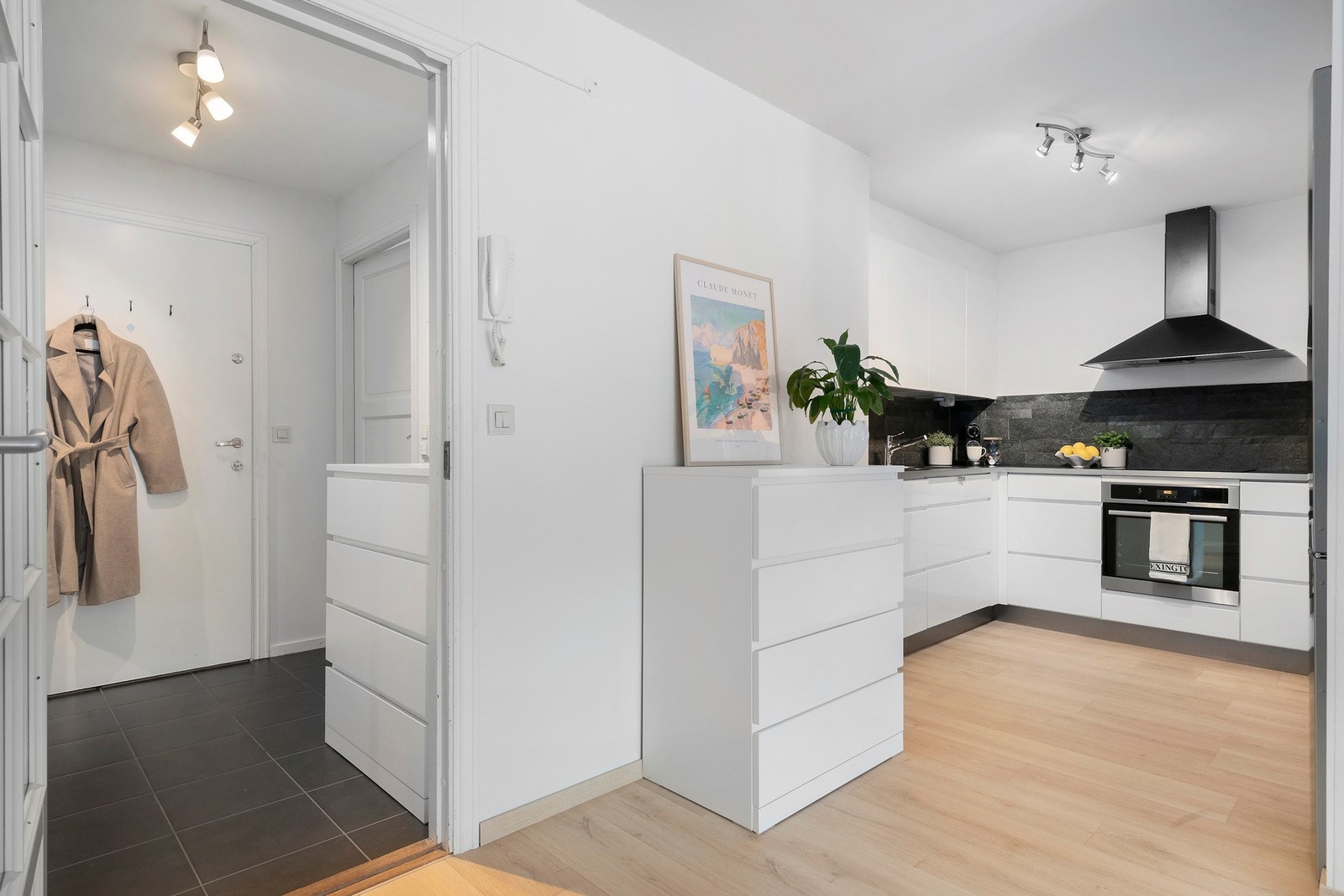 Her har du god plass til å henge fra deg sko og yttertøy Galleribilde