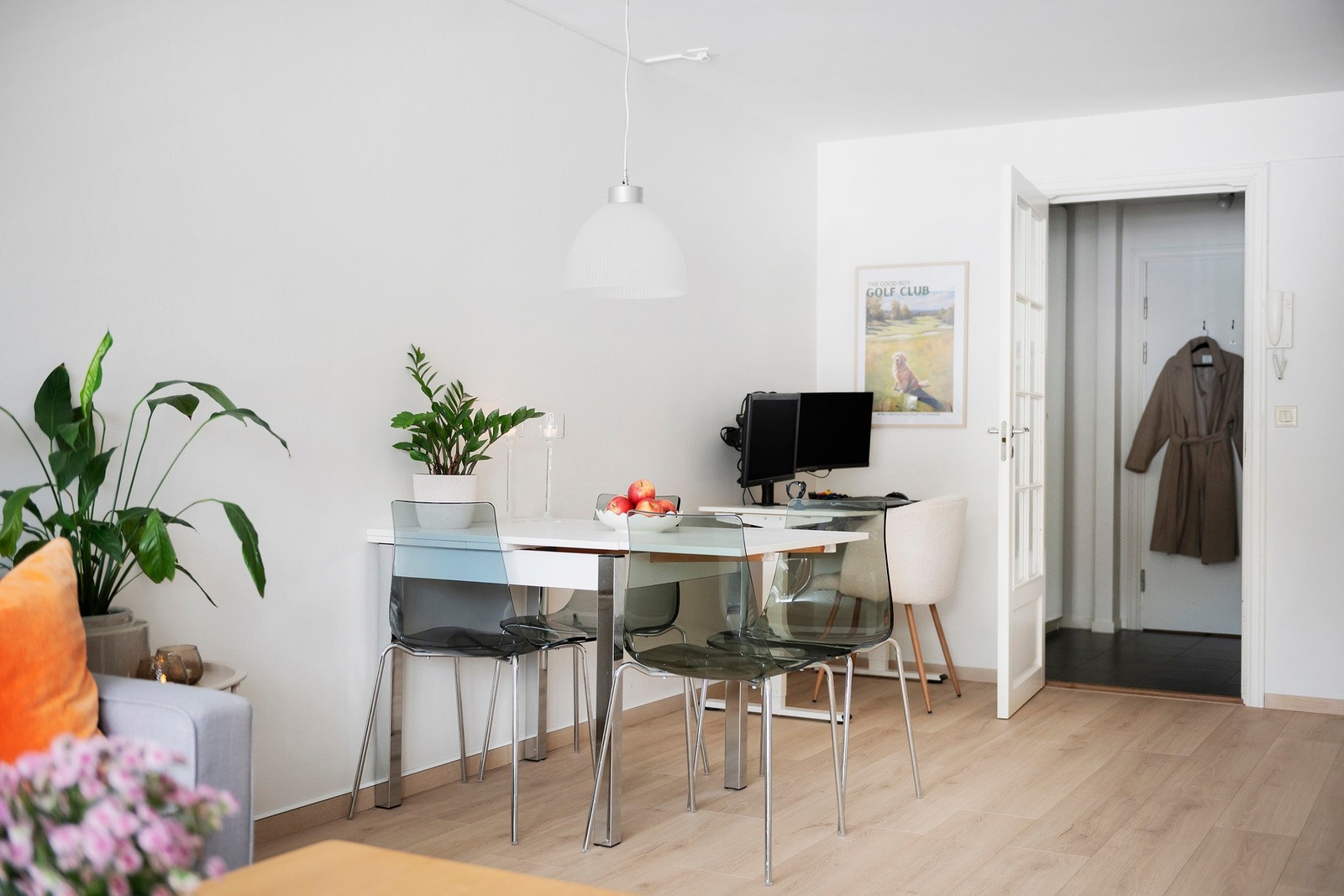 I tilknytning til både stue og kjøkken får du god plass til et spisebord Galleribilde