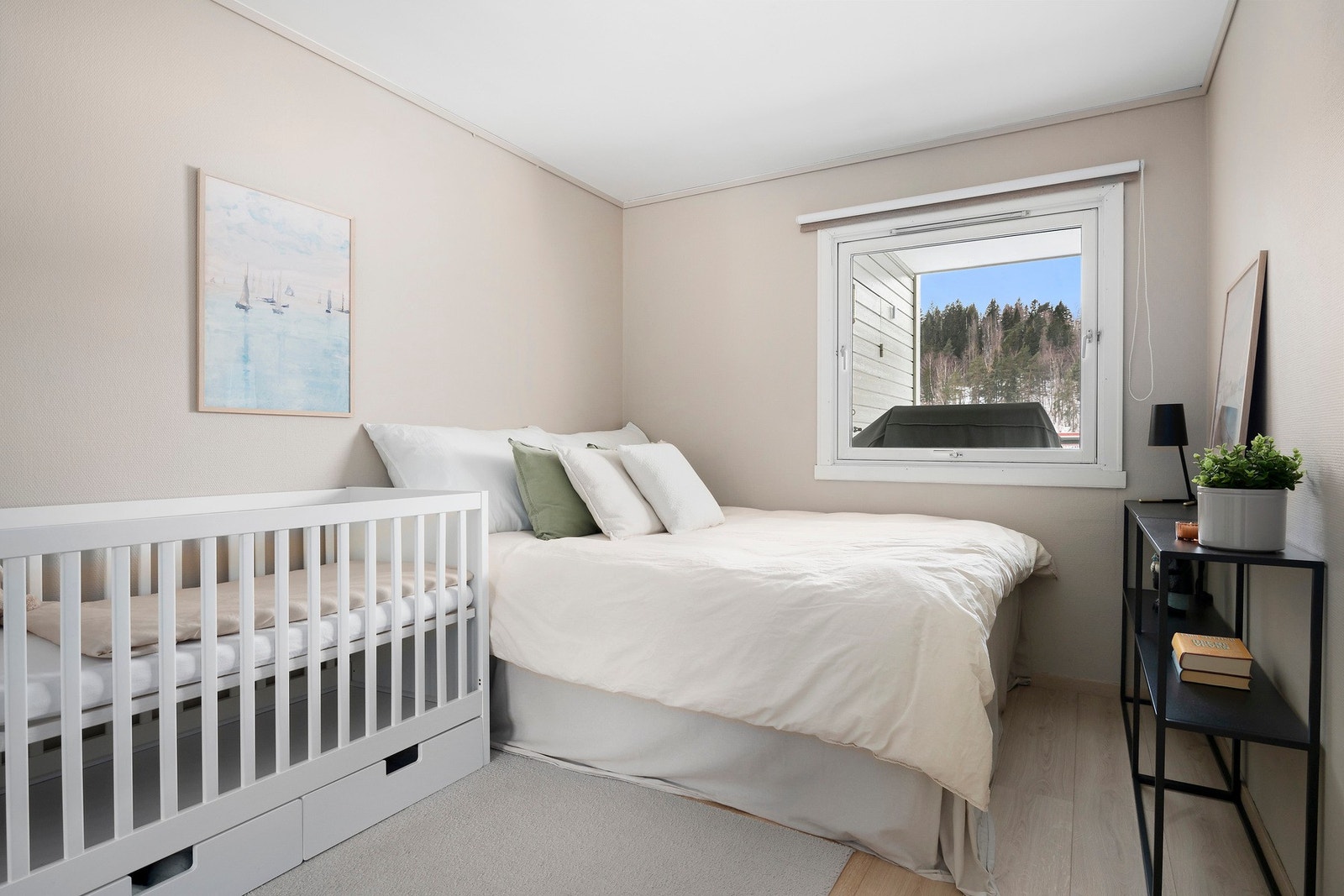 Leilighetens soverom er av god størrelse med plass til dobbeltseng, nattbord og garderobeløsning Galleribilde