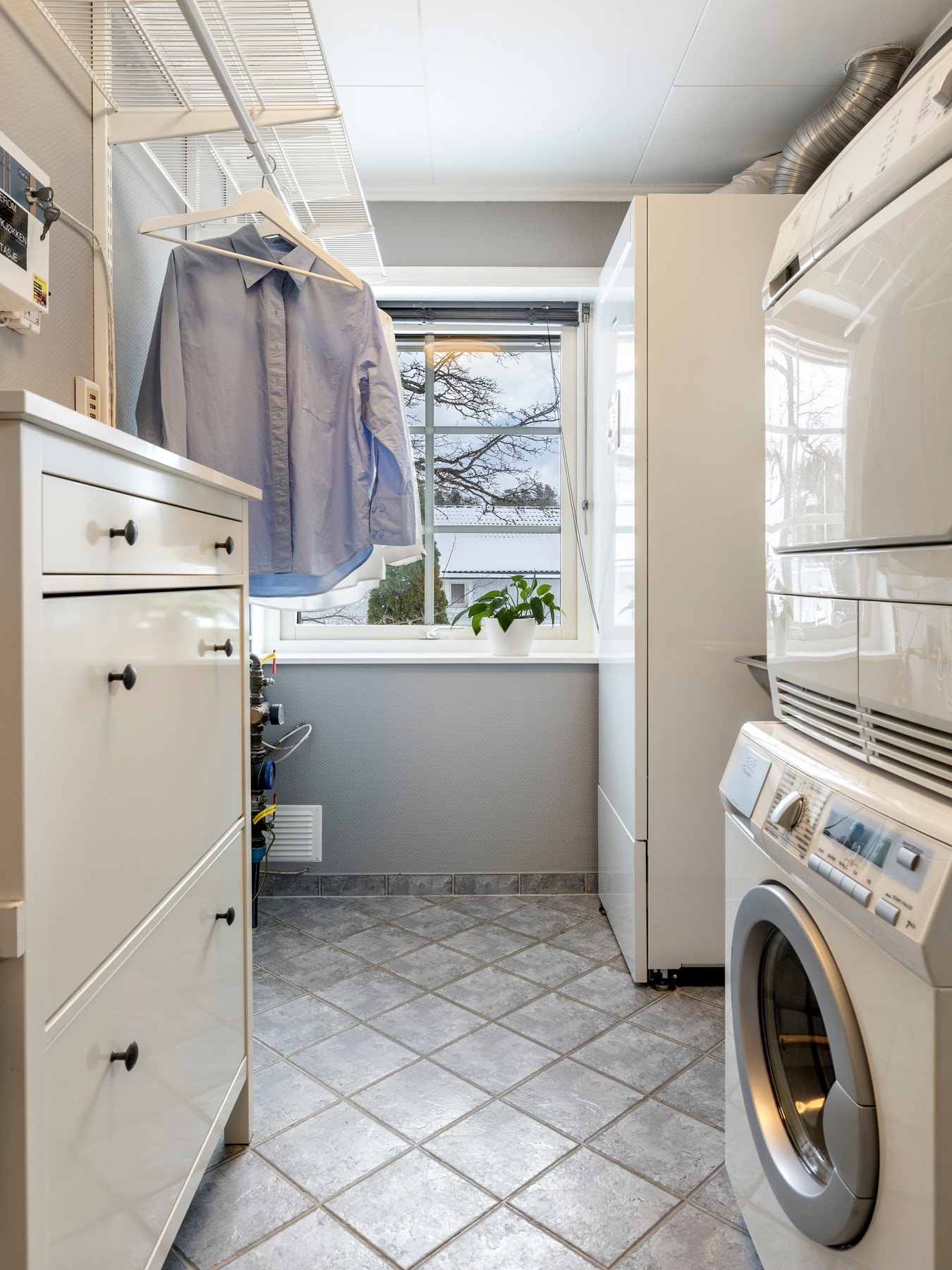 Rommet er innredet med utslagsvask, samt opplegg for vaskemaskin og tørketrommel. Galleribilde