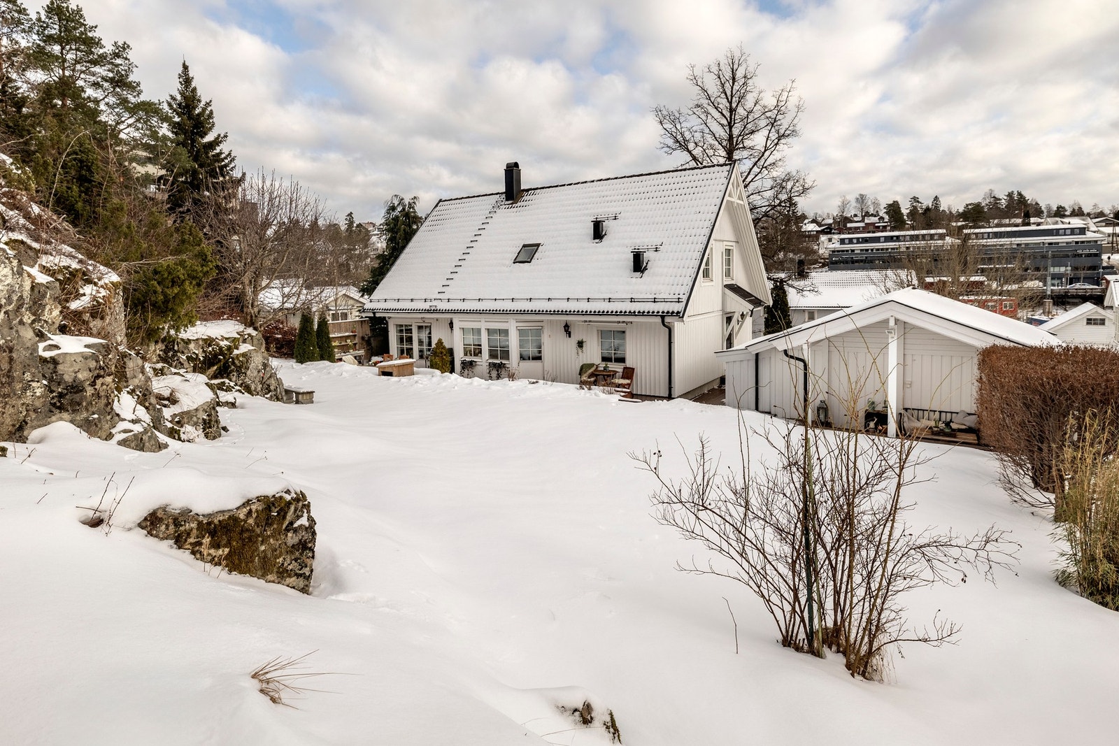 Med disse uteområdene har boligen alt som skal til for å skape fine øyeblikk utendørs. Galleribilde