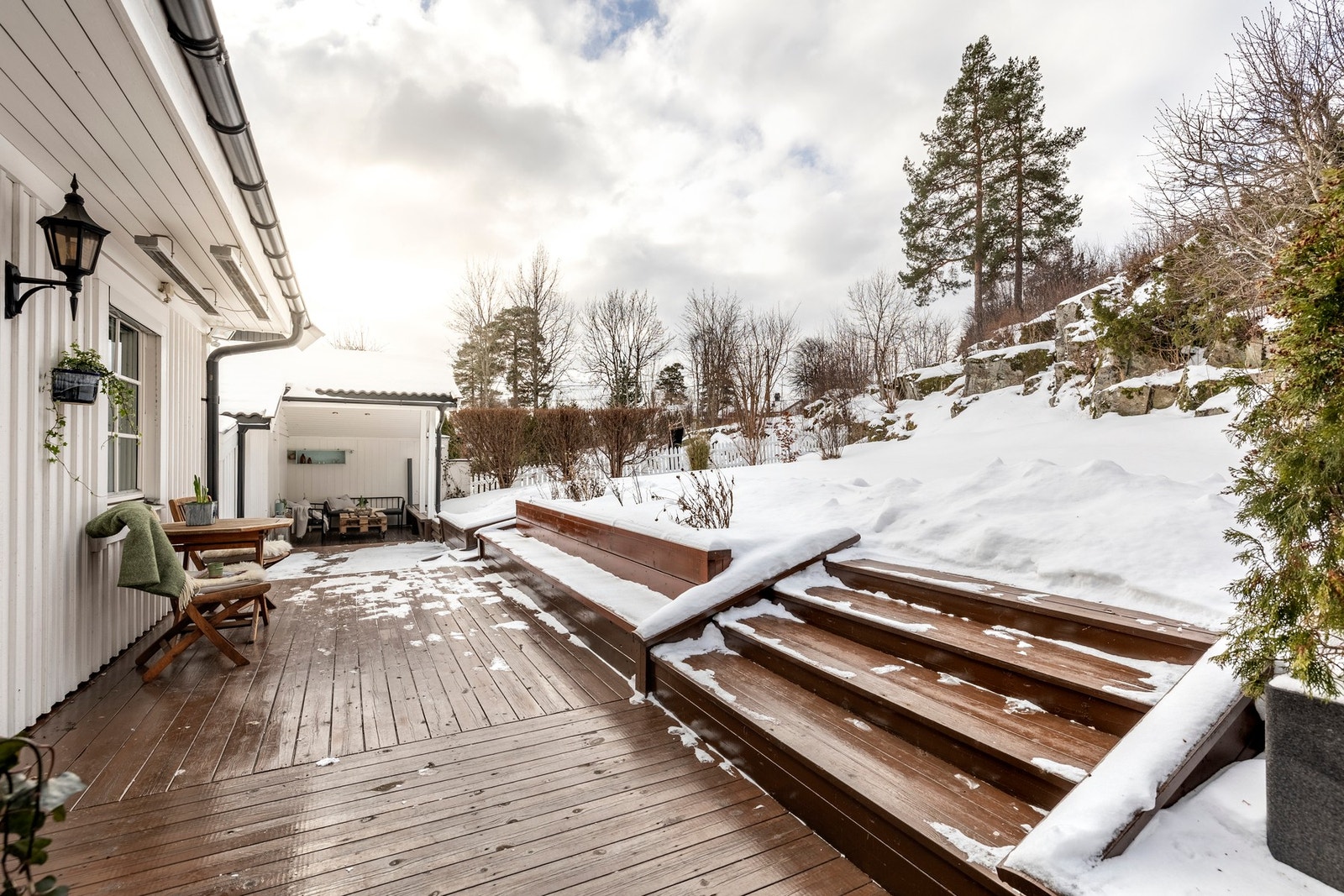 Fra terrassen er det videre adkomst til hagen, som fremstår som et grønt og trivelig uteområde med gode muligheter for lek og rekreasjon. Galleribilde