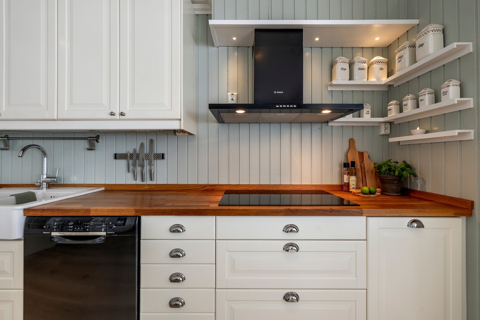 Kjøkkenet er utstyrt med integrerte hvitevarer som induksjonstopp, stekeovn, mikro, oppvaskmaskin, samt et frittstående kjøleskap med vanndispenser. Galleribilde