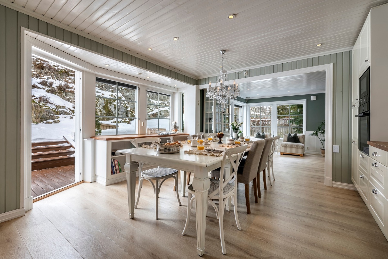 Kjøkkenet er romslig, med god plass til et spisebord som gjør rommet til et naturlig samlingspunkt for både hverdag og selskap. Galleribilde