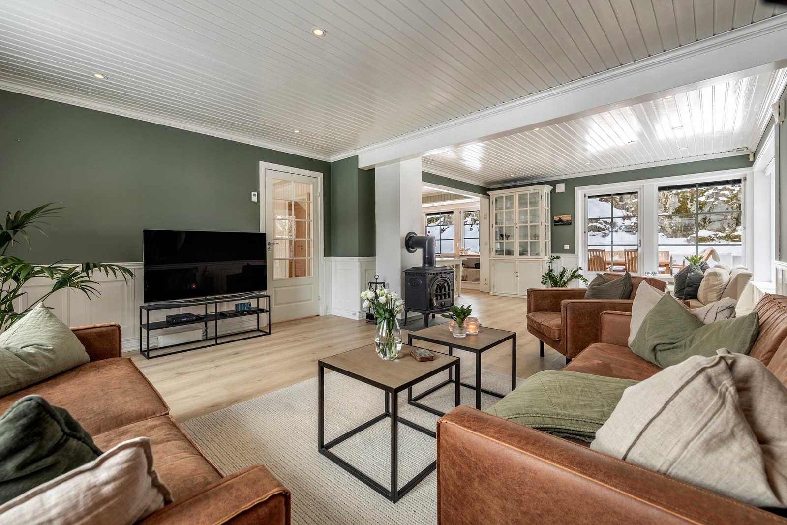 Her er det rikelig med plass til både sofalounge og TV-anlegg. Galleribilde