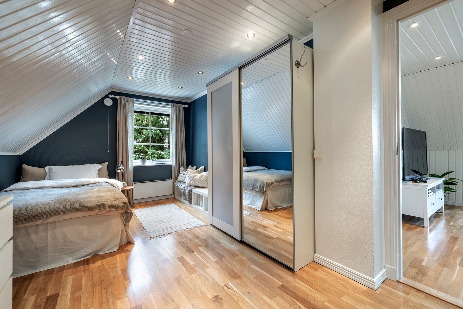 To av soverommene er utstyrt med garderobe. Galleribilde