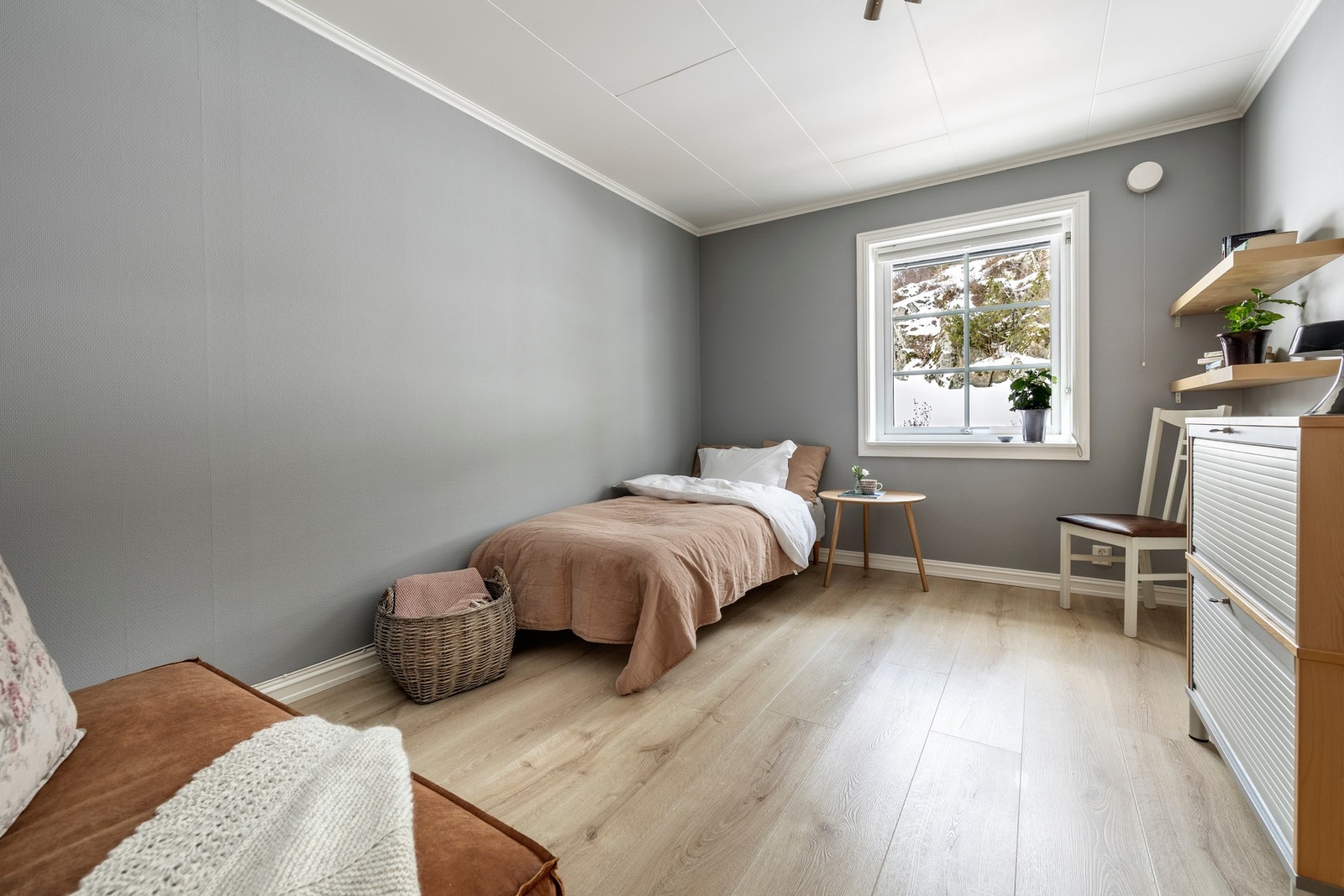 Det er ett soverom i første etasje. Rommet er romslig med god plass til seng, nattbord og ulike garderobeløsninger. Galleribilde