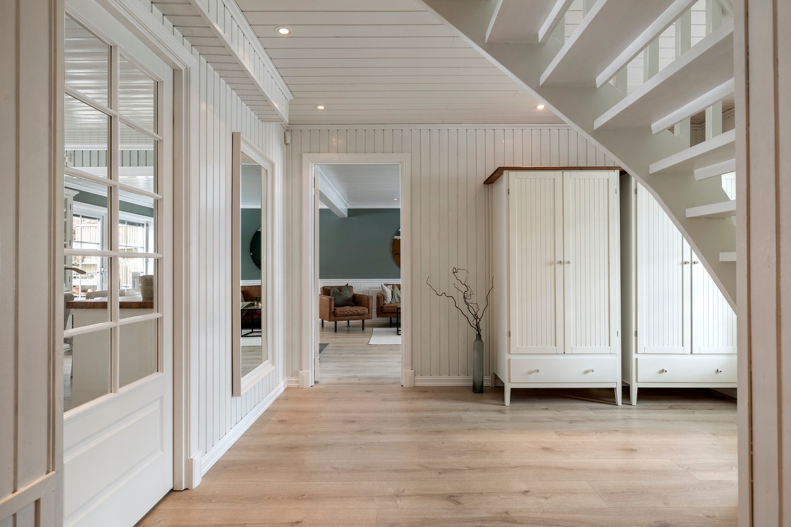 Hallen fungerer som et naturlig bindeledd mellom boligens øvrige rom. Galleribilde