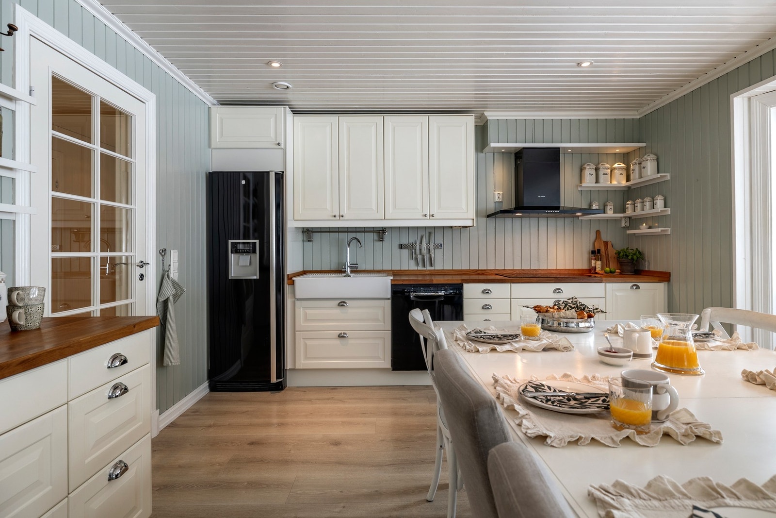 Innredningen har profilerte fronter og heltre benkeplater med heldekkende keramisk vask. Galleribilde