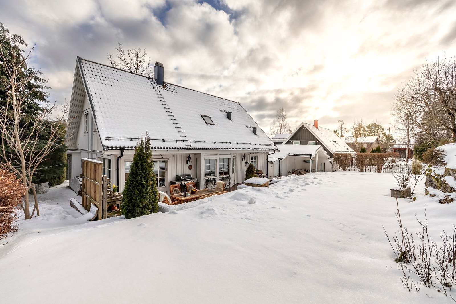 Fra stue og kjøkken er det utgang til en romslig, vestvendt terrasse på ca. 69 kvm. Galleribilde