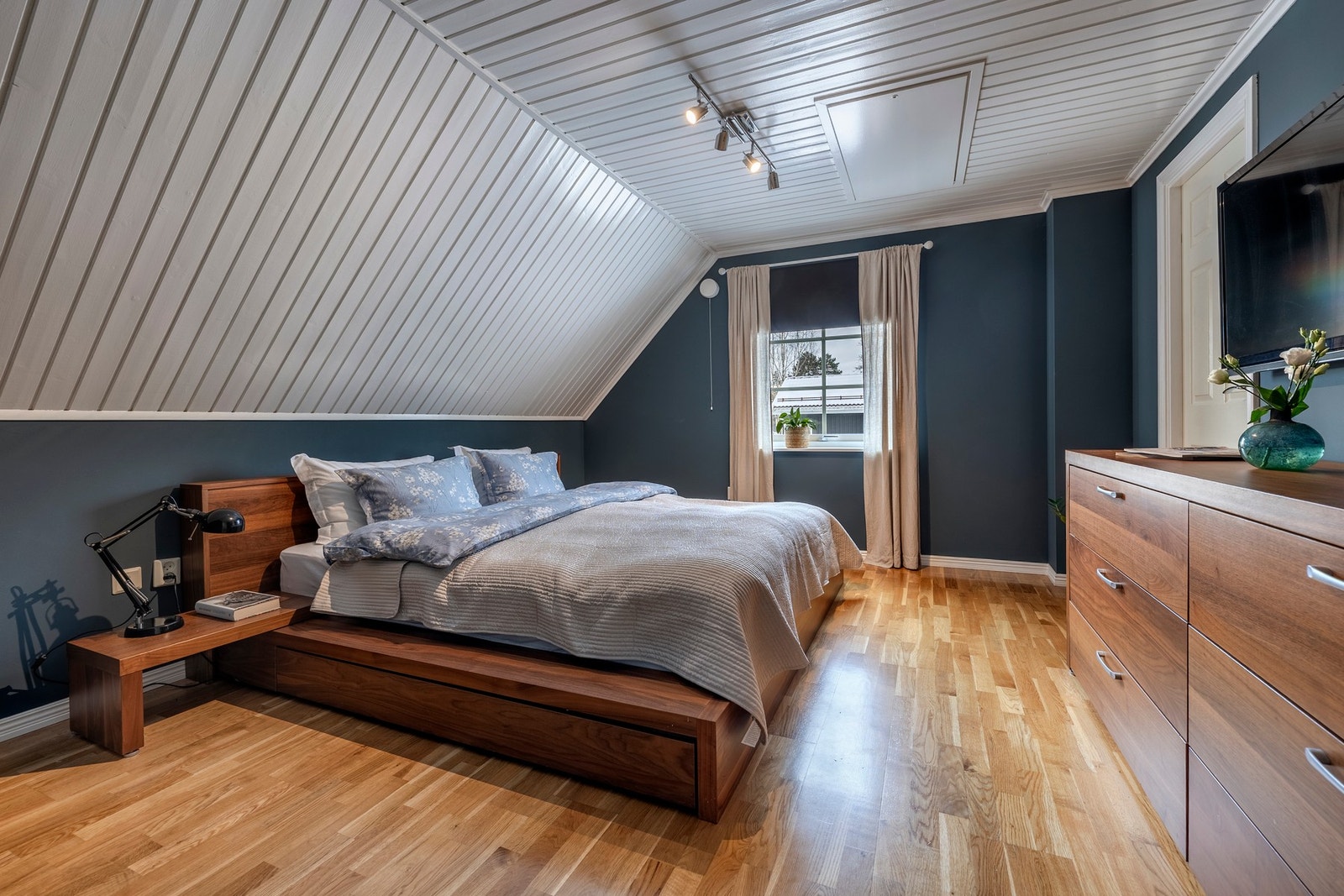 Det er tre soverom i boligens andre etasje. Galleribilde