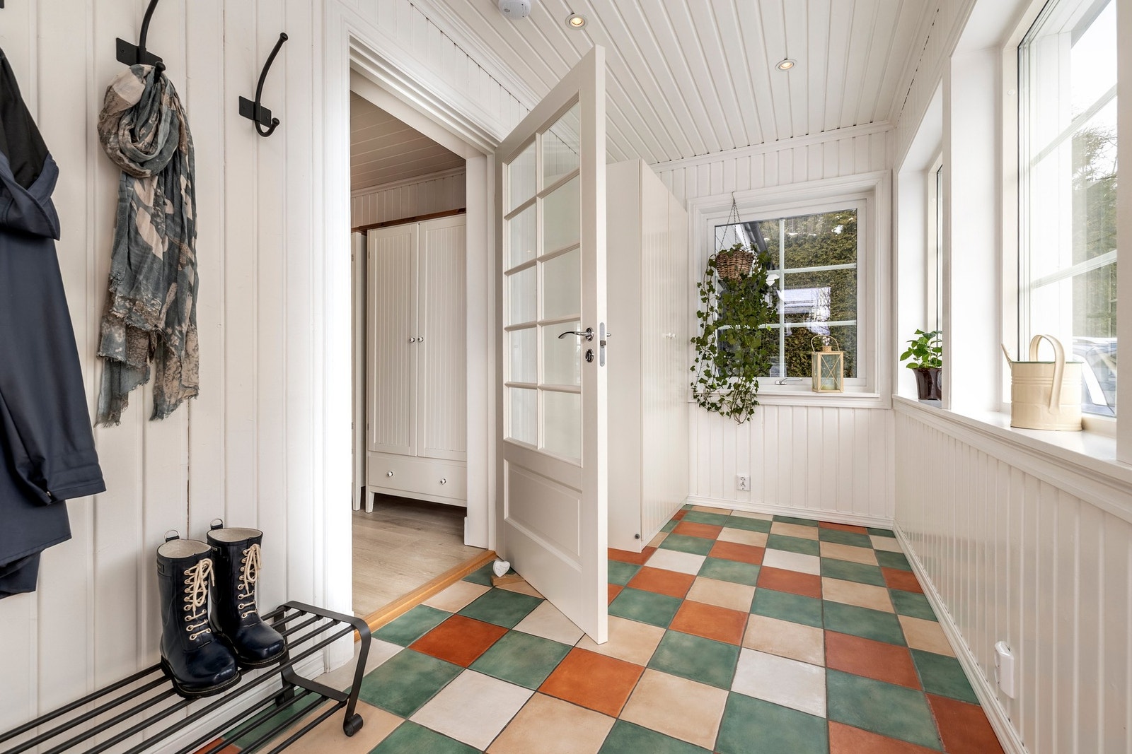 Entréen har lysmalte vegger og stilfulle fliser på gulvet utstyrt med elektriske varmekabler. Galleribilde