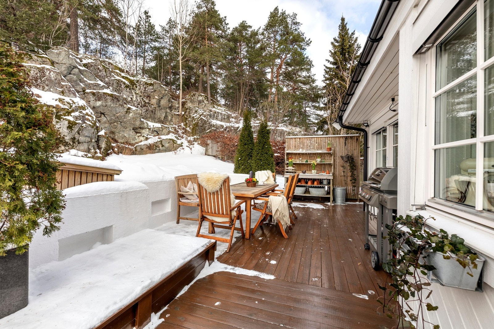 Terrassen har god plass til spisegruppe, sofagruppe og grill. Galleribilde