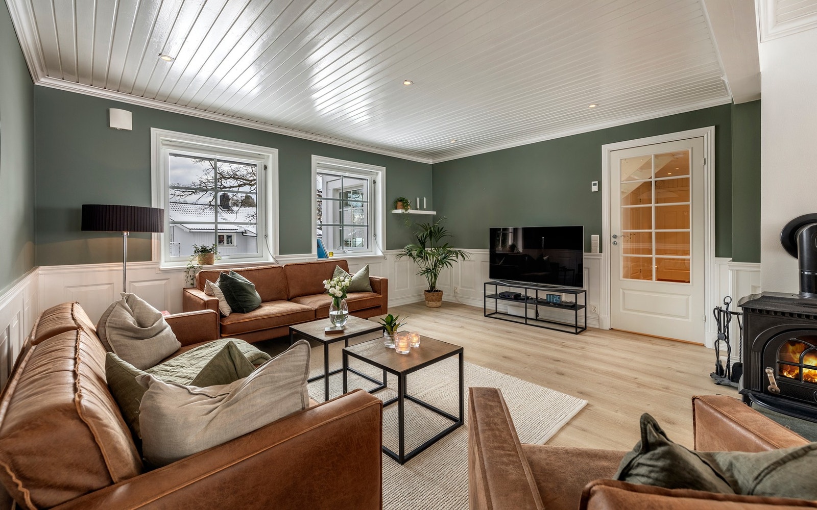 Stuen er stor og luftig med gode og fleksible møbleringsmuligheter. Galleribilde