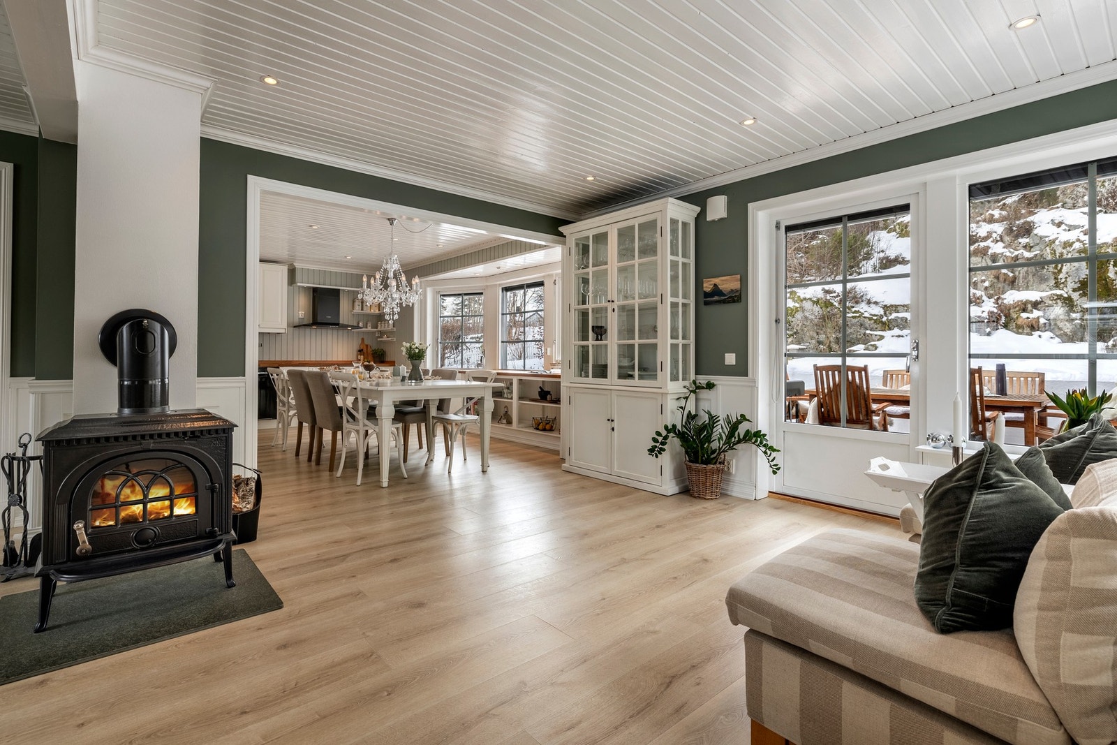 Vedovnen med flammeinnsyn skaper en lun og hyggelig atmosfære på kjølige dager. Galleribilde