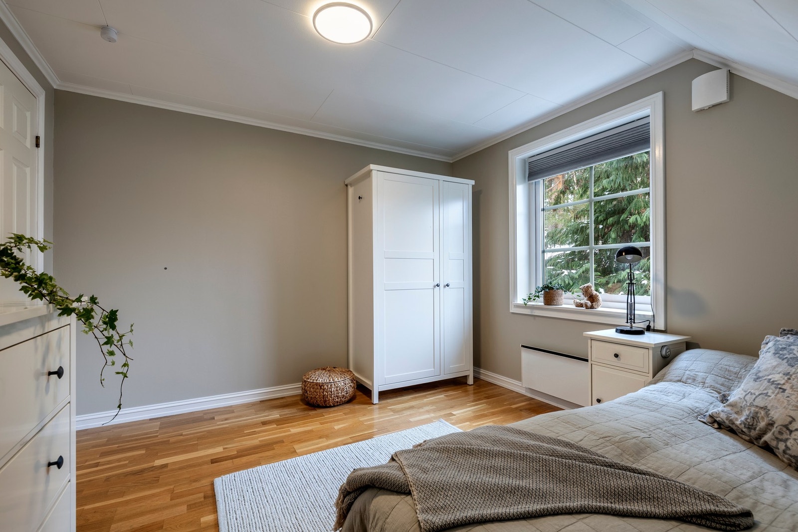 Soverommene har plass til seng, nattbord og skrivebord. Galleribilde