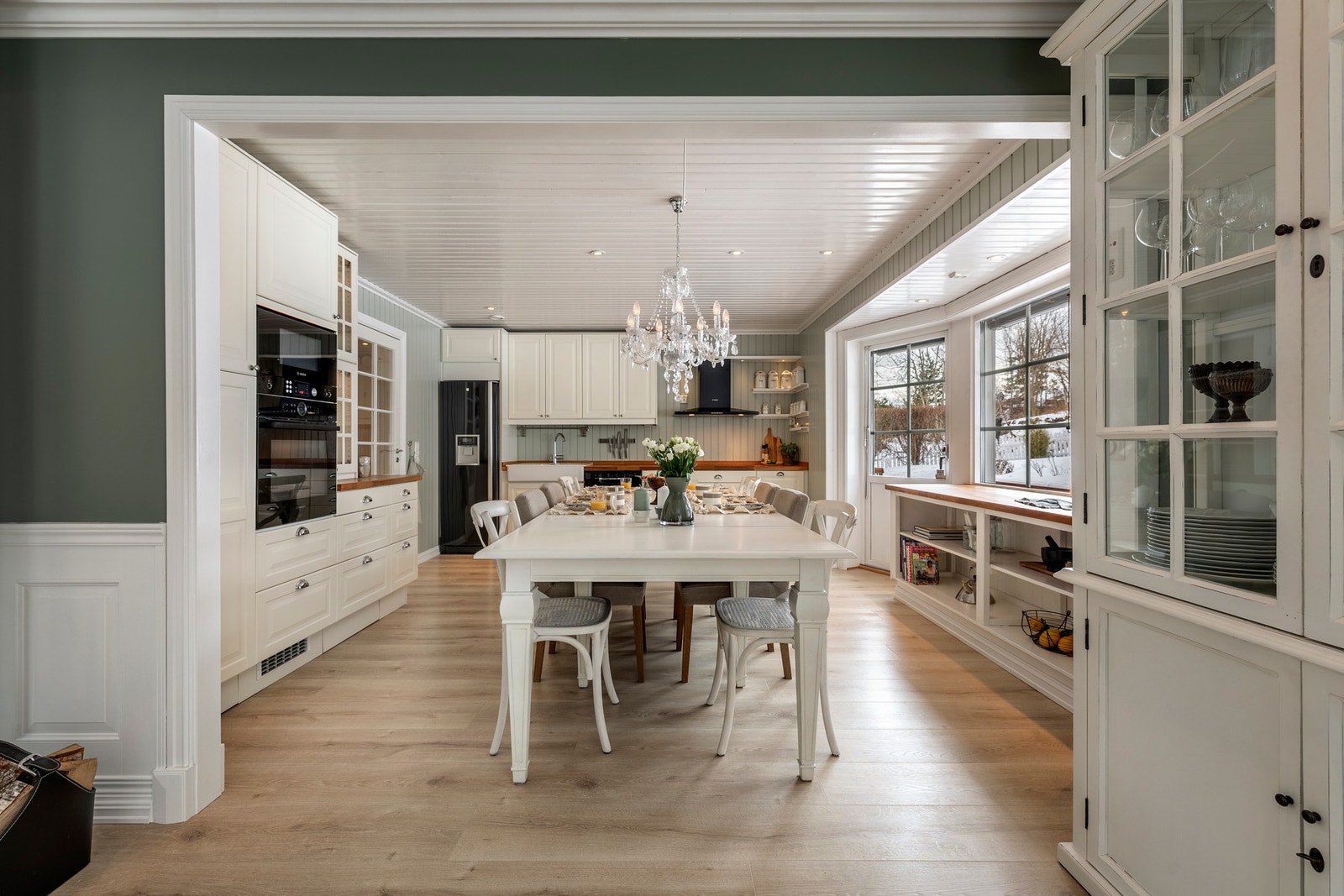 Kjøkkenet har en pen og tidløs innredning. Galleribilde