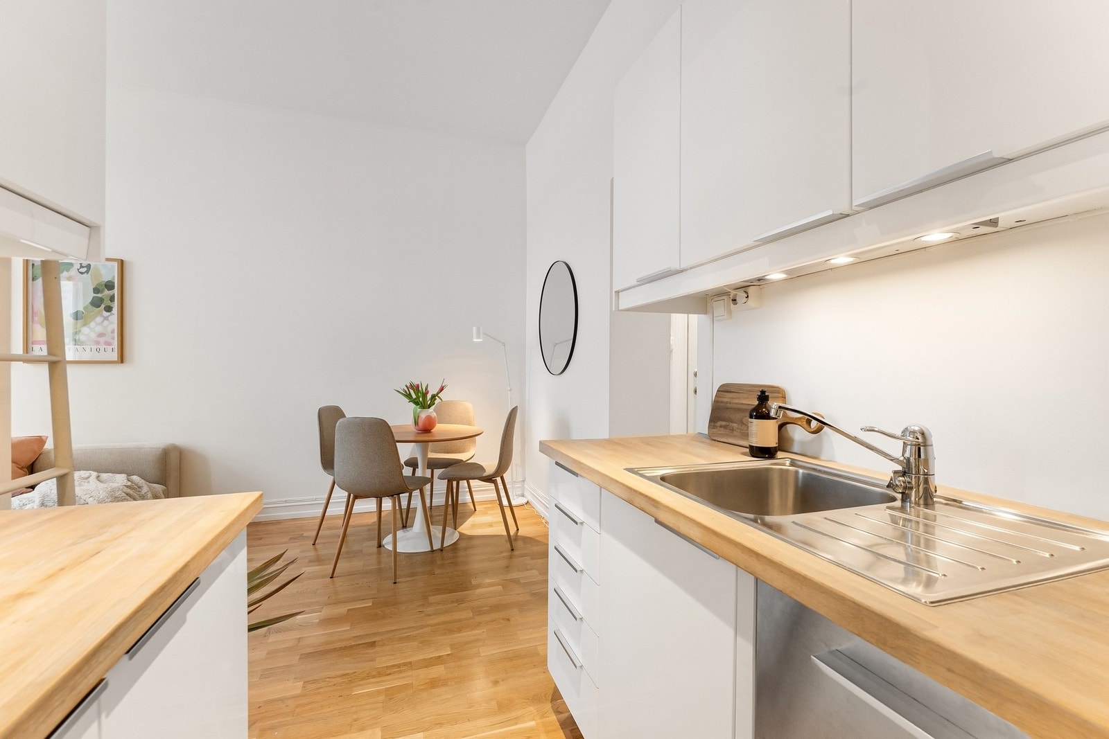 Det er også lyslister under overskapene som gir et praktisk arbeidslys. Galleribilde